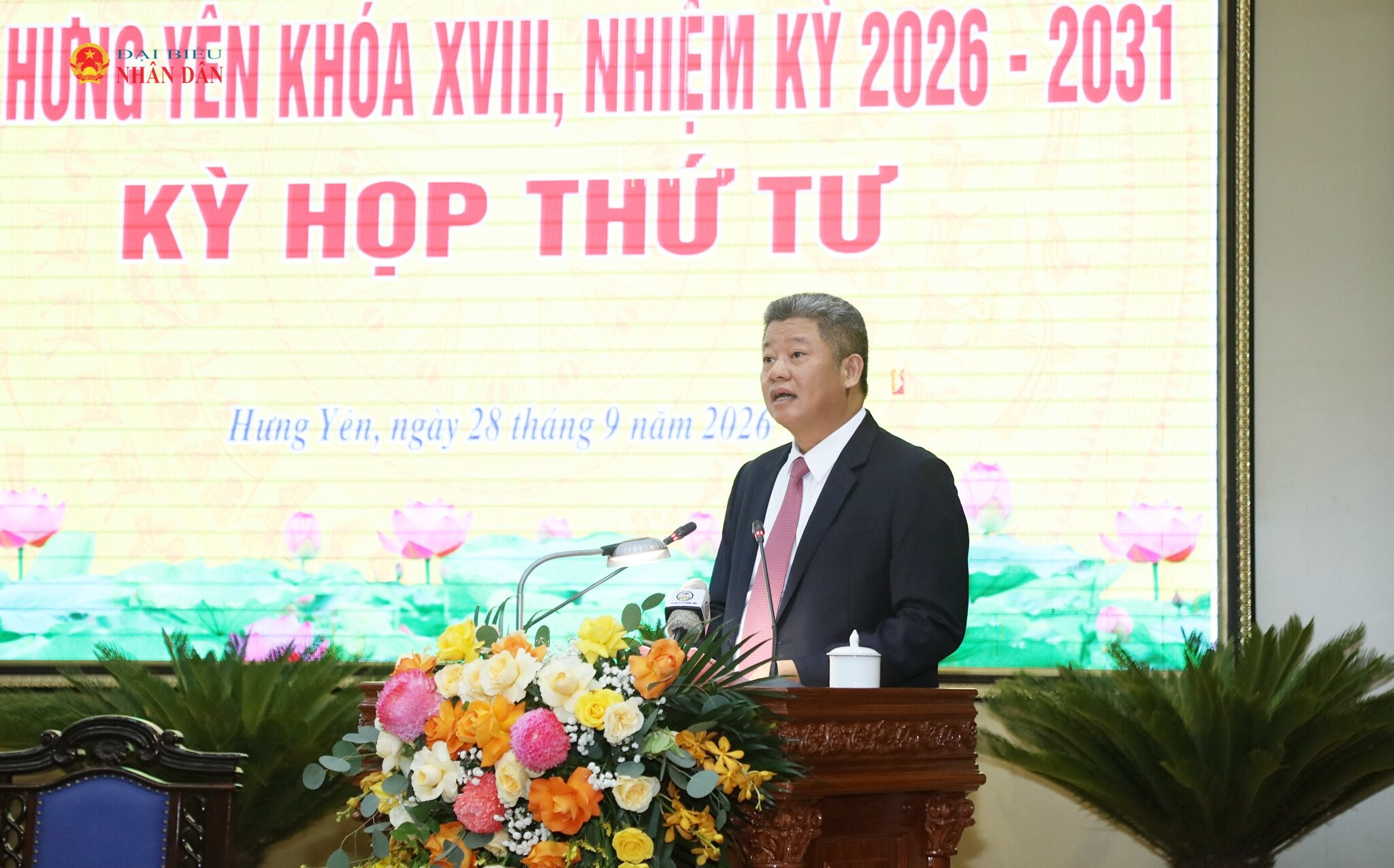 Phó Bí thư Tỉnh ủy, Chủ tịch UBND tỉnh Nguyễn Mạnh Quyền trình bày tờ trình giới thiệu nhân sự bầu chức vụ Phó Chủ tịch UBND tỉnh Hưng Yên, nhiệm kỳ 2026 - 2031