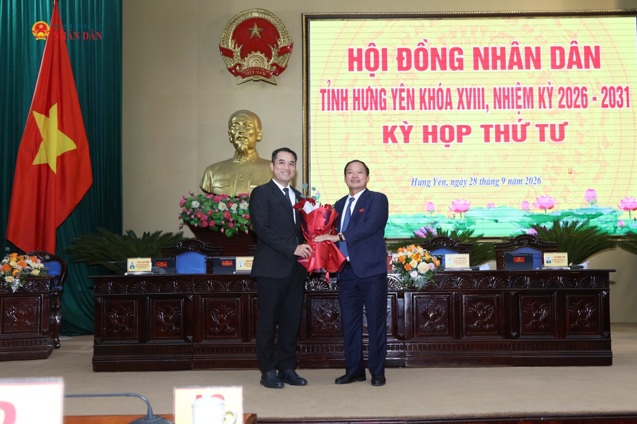 Phó Bí thư Tỉnh ủy, Chủ tịch HĐND tỉnh Trần Quốc Văn tặng hoa chúc mừng tân Phó Chủ tịch UBND tỉnh Hưng Yên Phạm Bảo Sơn