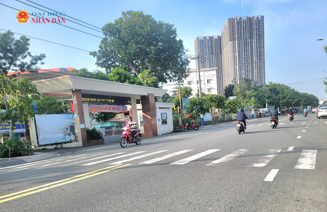 Giờ cao điểm sáng 28/9, khu vực trước cổng trường THPT Nguyễn Trãi, đường Nguyễn Văn Tiết (phường Lái Thiêu) thông thoáng
