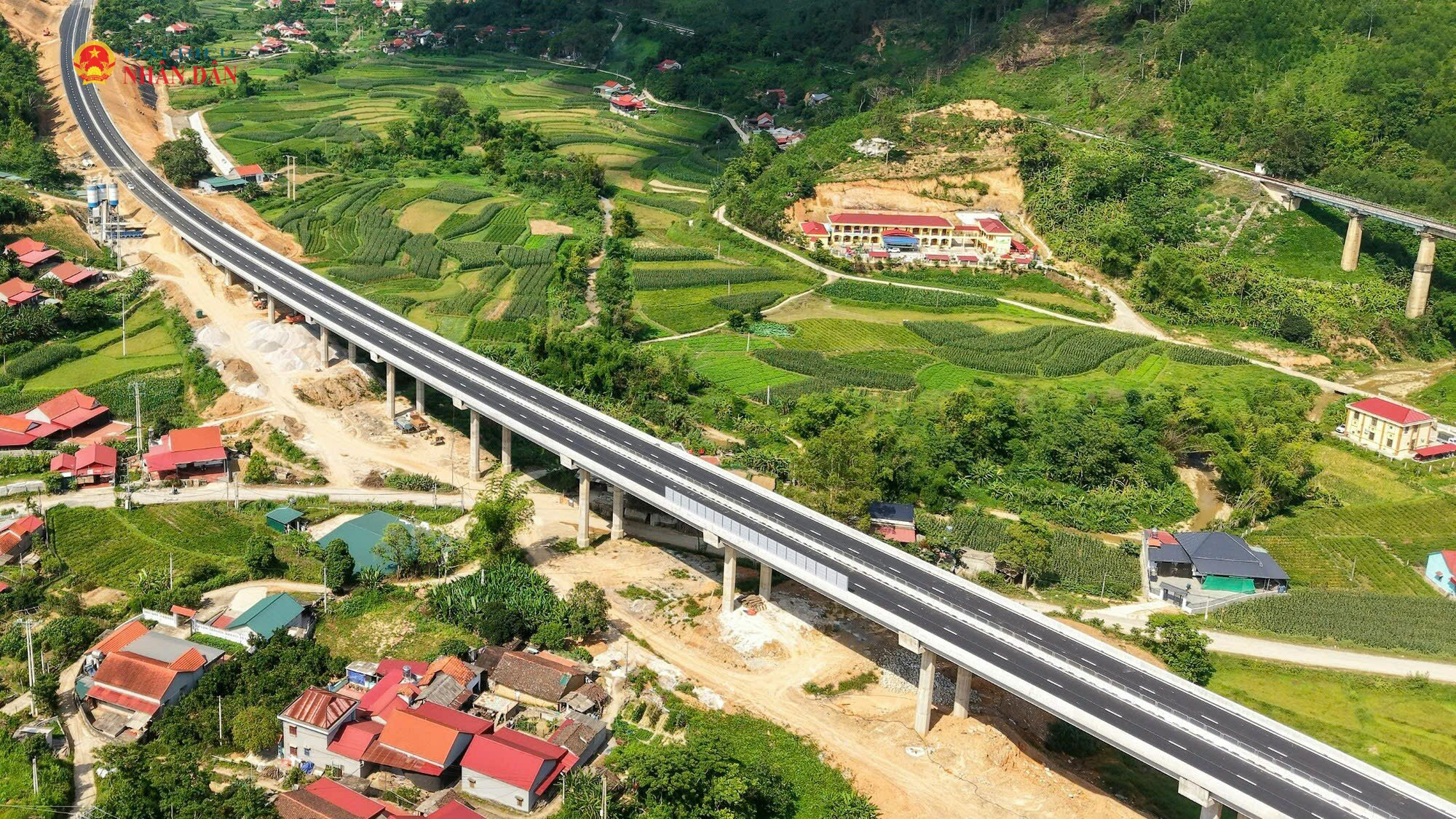 Phân đoạn 27 km đầu tuyến thuộc dự án cao tốc Hữu Nghị - Chi Lăng đã hoàn thiện mặt đường và hệ thống an toàn giao thông