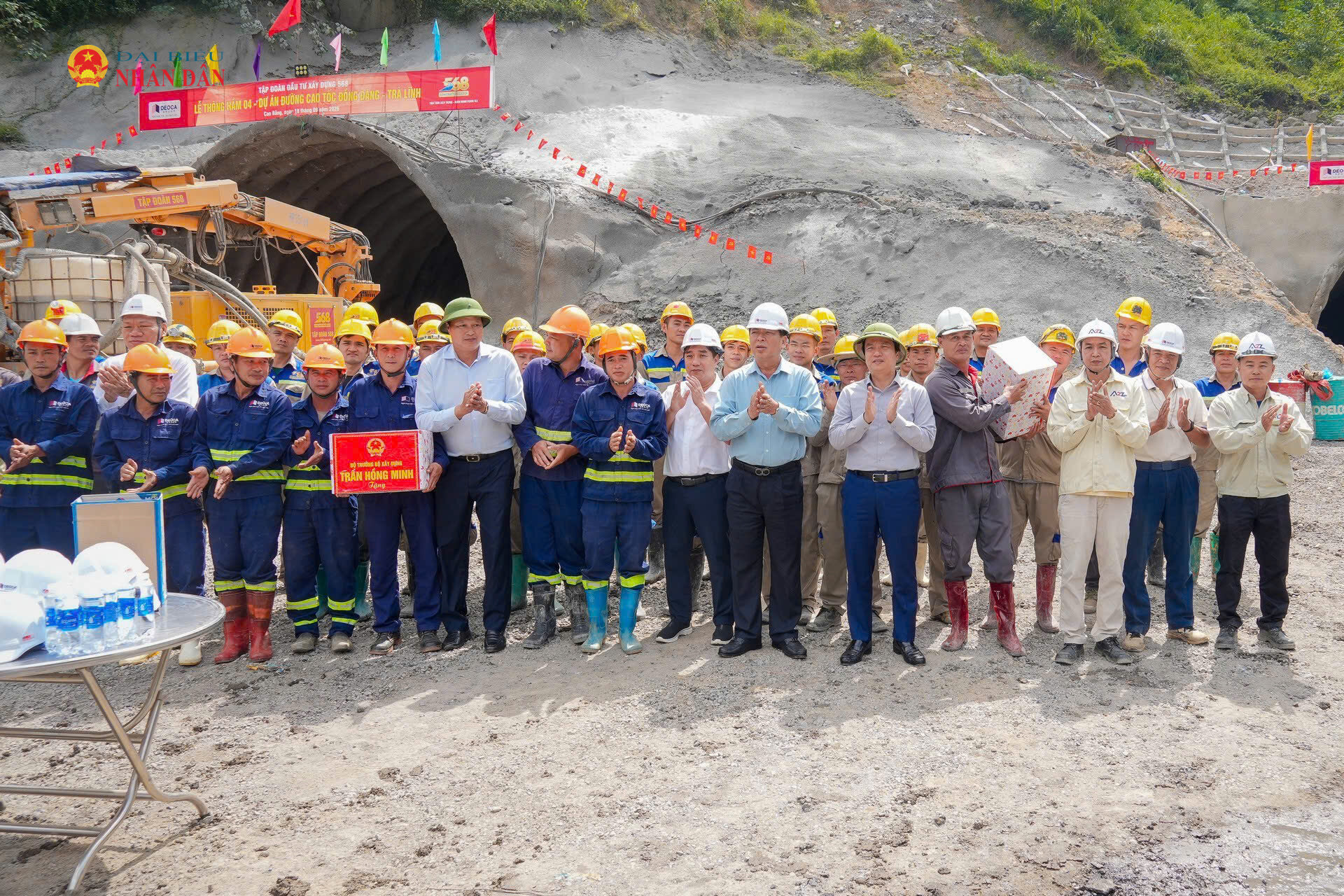 Bộ trưởng Xây dựng Trần Hồng Minh tặng quà cán bộ, kỹ sư và công nhân đang thi công hạng mục hầm số 4 (xã Trà Lĩnh, tỉnh Cao Bằng).