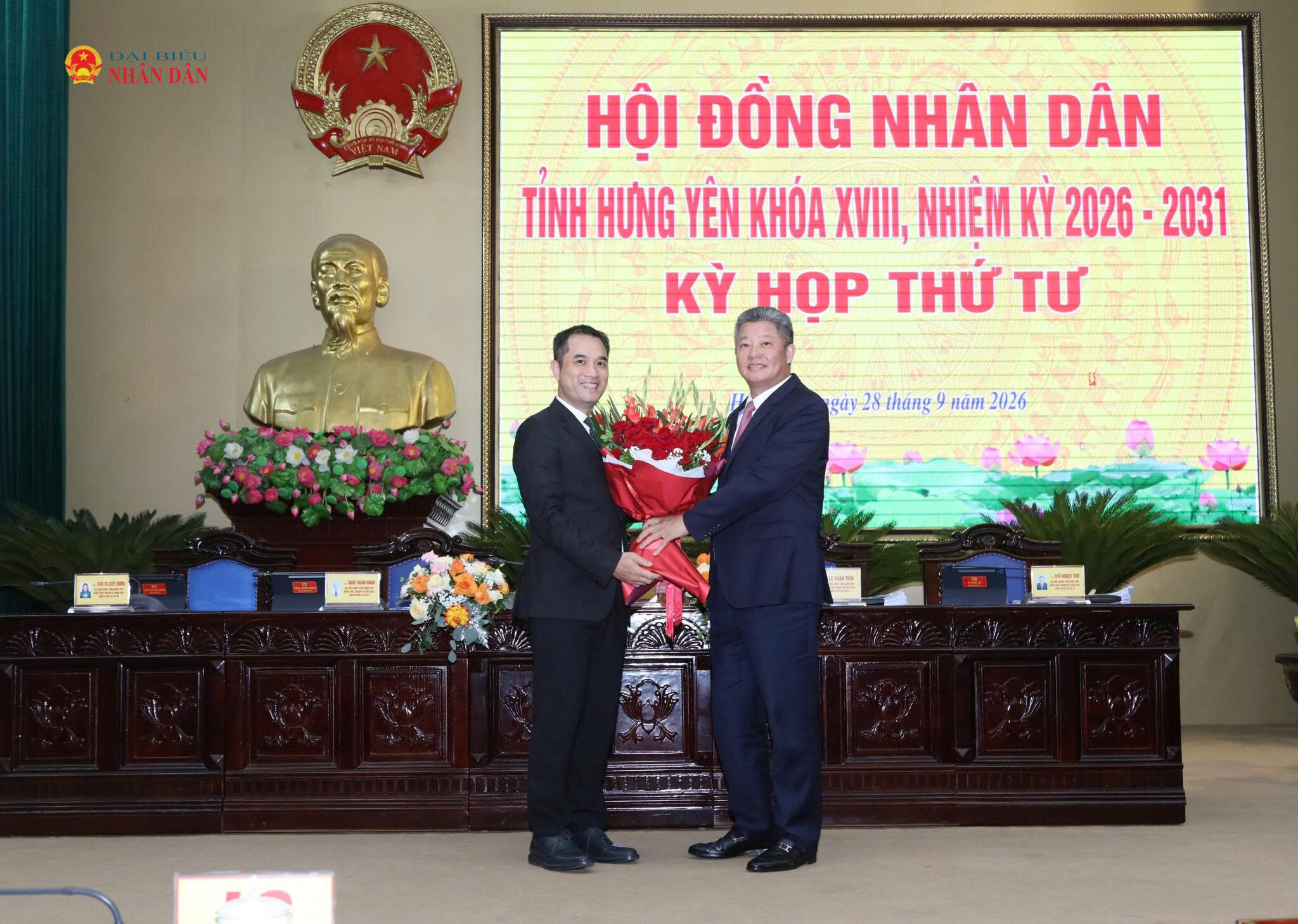 Phó Bí thư Tỉnh ủy, Chủ tịch UBND tỉnh Nguyễn Mạnh Quyền tặng hoa chúc mừng tân Phó Chủ tịch UBND tỉnh Hưng Yên Phạm Bảo Sơn