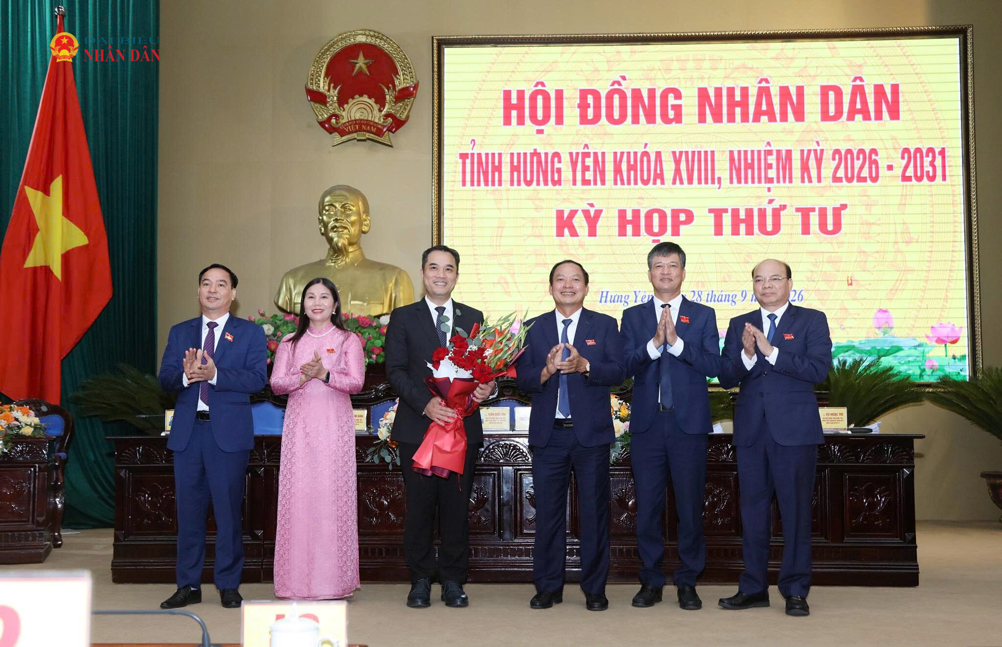 Lãnh đạo Thường trực HĐND tỉnh tặng hoa chúc mừng tân Phó Chủ tịch UBND tỉnh Hưng Yên Phạm Bảo Sơn