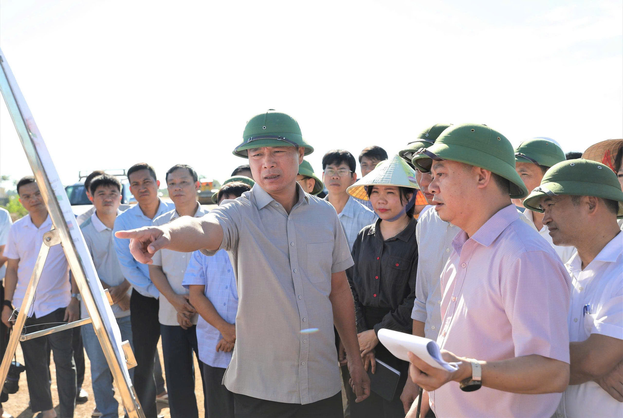 Chủ tịch UBND tỉnh Tô Anh Dũng chỉ đạo đẩy nhanh thi công tuyến đường nối thành phố Thanh Hóa (cũ) với Cảng hàng không Thọ Xuân, đoạn từ cầu Nỏ Hẻn đến đường tỉnh 514