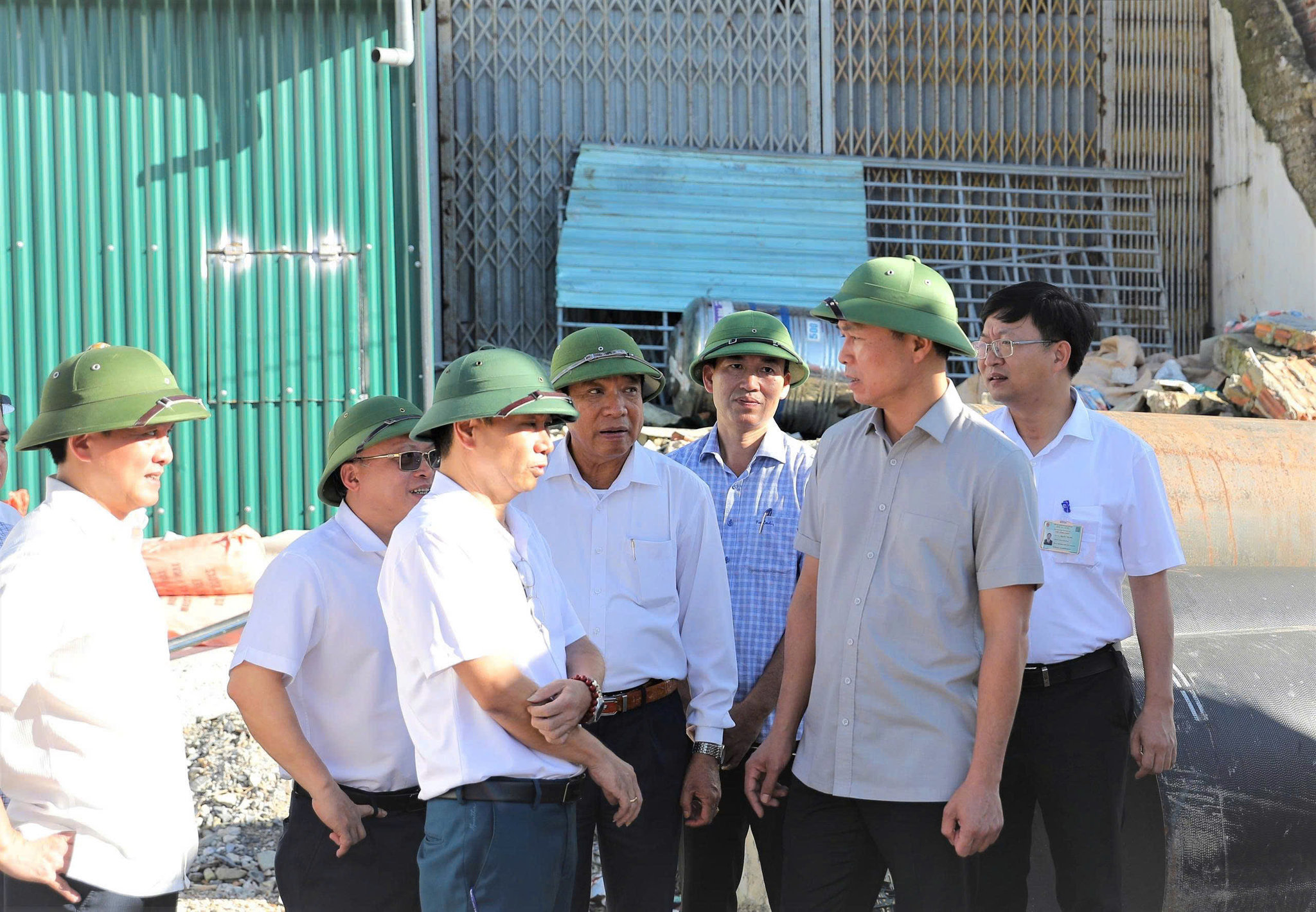 Chủ tịch UBND tỉnh Tô Anh Dũng trực tiếp kiểm tra tiến độ thi công và trao đổi với đại diện lãnh đạo các sở, ngành, đơn vị chức năng và nhà thầu thi công