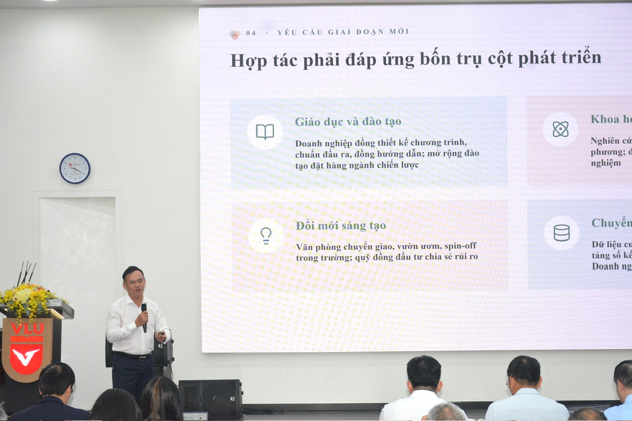 Phó Cục trưởng Cục Khoa học, Công nghệ và Thông tin (Bộ GD-ĐT) Trần Nam Tú trao đổi tại Diễn đàn