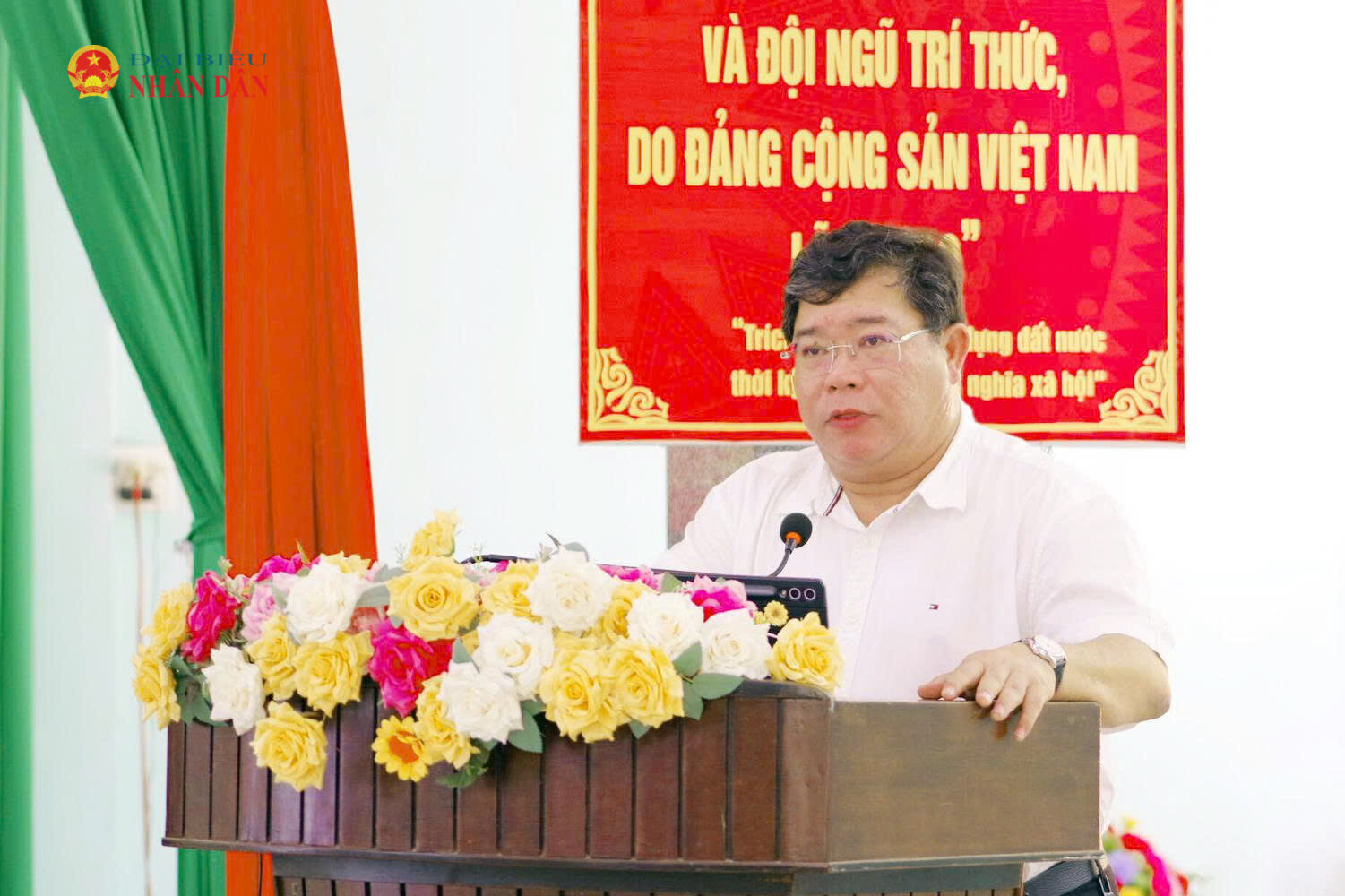Đại diện lãnh đạo Sở Tài chính trả lời ý kiến kiến, kiến nghị của cử tri tại buổi tiếp xúc