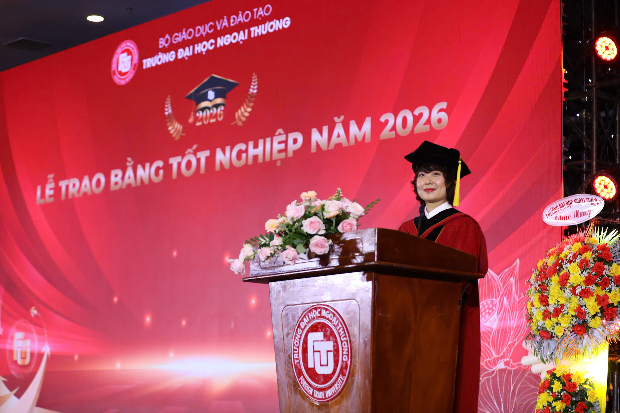 PGS, TS Phạm Thu Hương – Bí thư Đảng ủy, Hiệu trưởng Trường Đại học Ngoại thương gửi đến Tân cử nhân Phân hiệu thông điệp “Sức mạnh của dòng chảy” trong bài phát biểu tại Lễ trao bằng tốt nghiệp