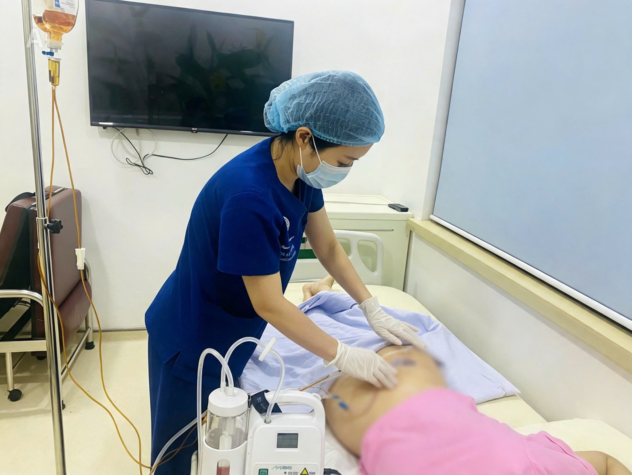 Bệnh nhân bị áp xe, nhiễm trùng muộn sau tiêm chất làm đầy