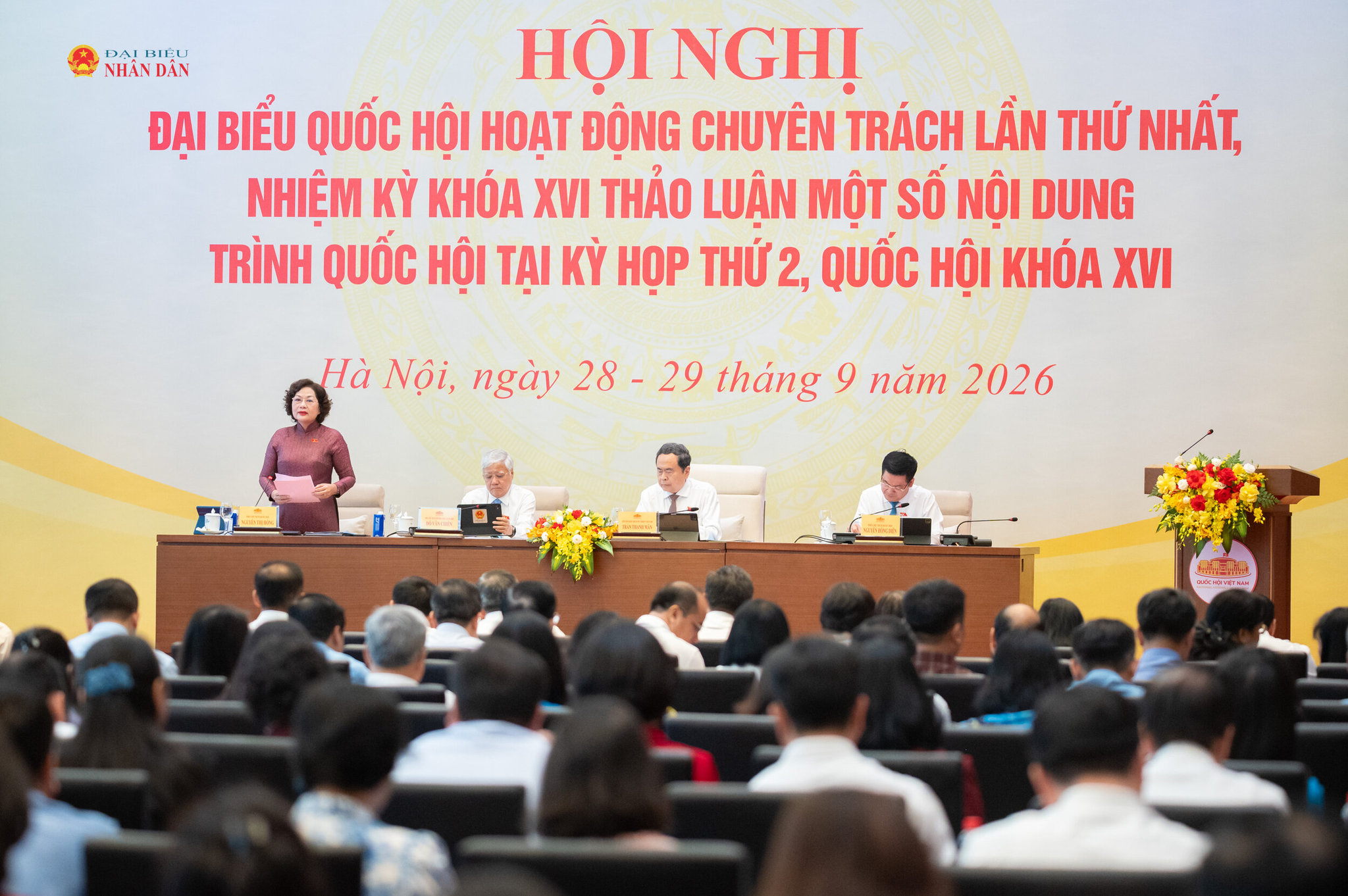 Phó Chủ tịch Quốc hội Nguyễn Thị Hồng điều hành phiên họp thảo luận về nhóm dự án thuộc lĩnh vực kinh tế, tài chính