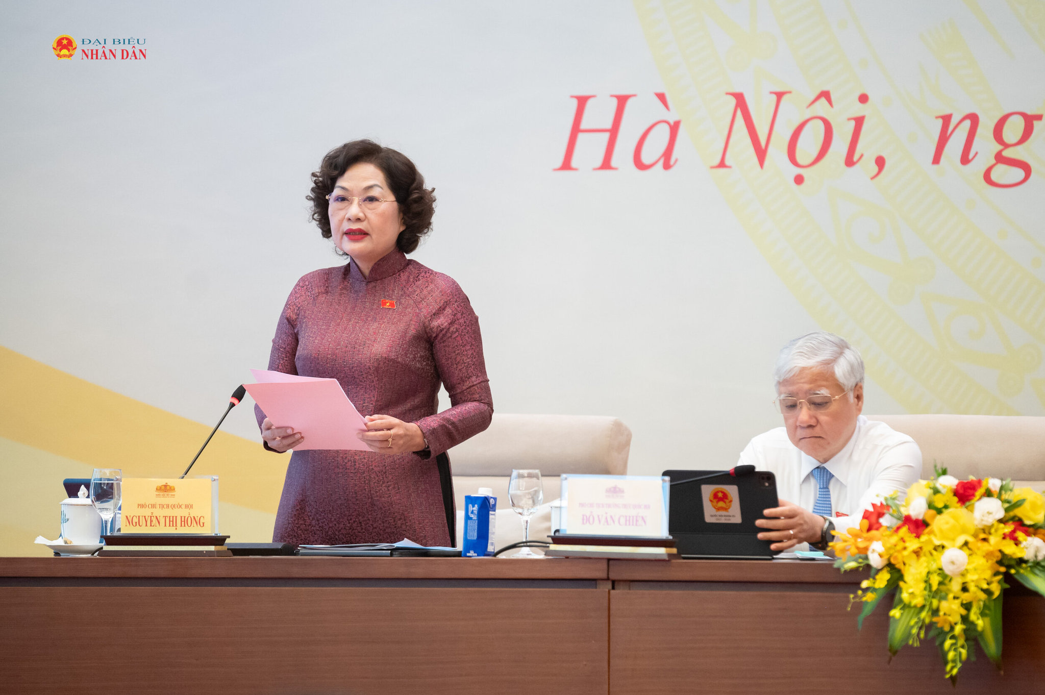 Phó Chủ tịch Quốc hội Nguyễn Thị Hồng điều hành thảo luận về nhóm dự án thuộc lĩnh vực kinh tế, tài chính