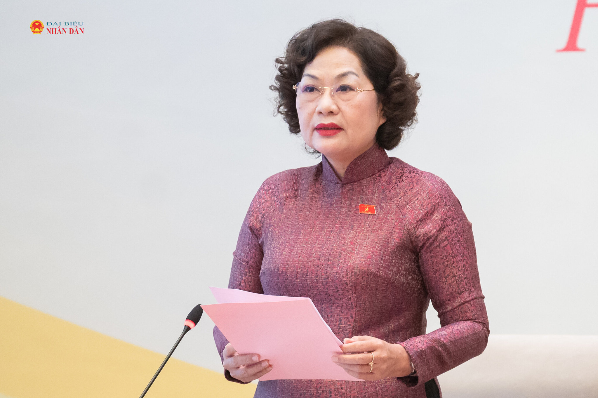 Phó Chủ tịch Quốc hội Nguyễn Thị Hồng điều hành phiên họp thảo luận về nhóm dự án thuộc lĩnh vực kinh tế, tài chính