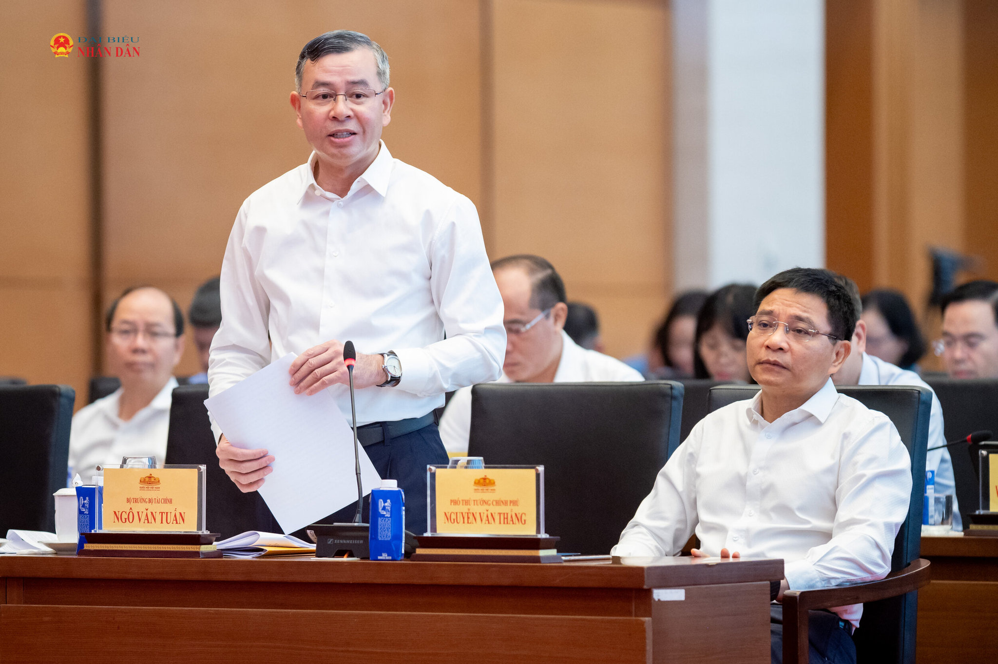 Bộ trưởng Bộ Tài chính Ngô Văn Tuấn báo cáo giải trình, làm rõ những vấn đề đại biểu phát biểu tại hội nghị. Ảnh: Phạm Thắng