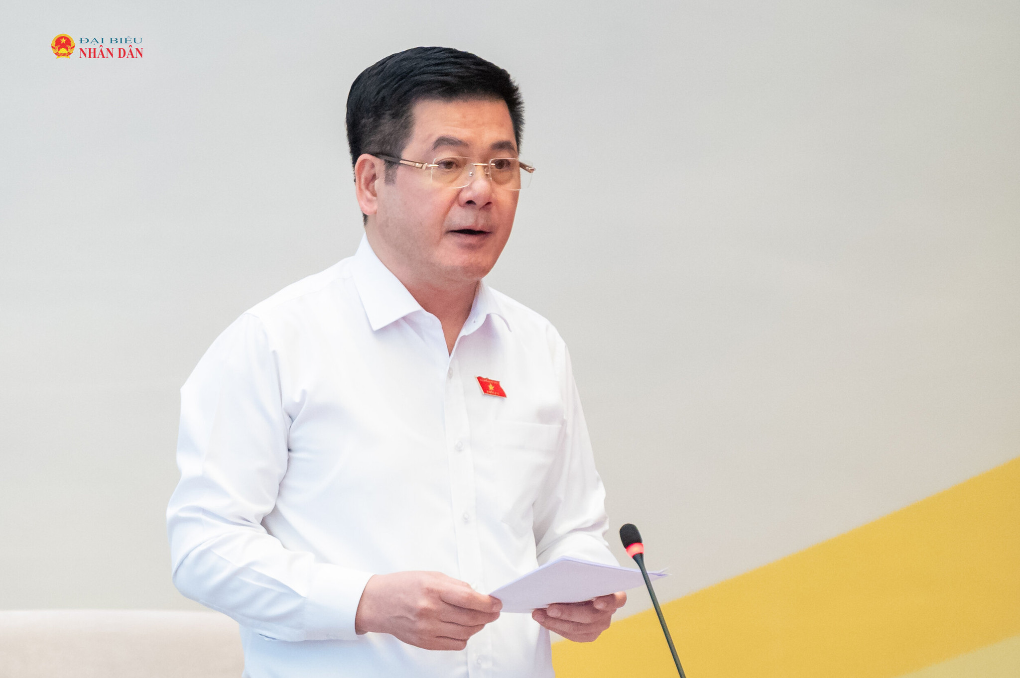 Phó Chủ tịch Quốc hội Nguyễn Hồng Diên điều hành phiên thảo luận