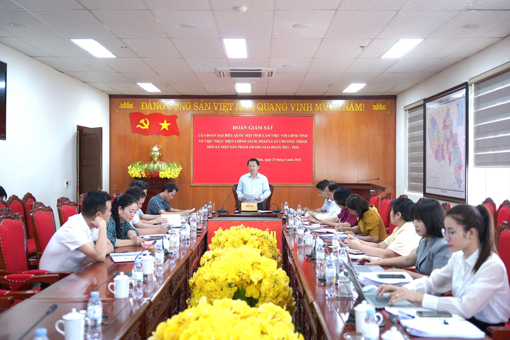 Phó Bí thư Tỉnh ủy, Trưởng Đoàn ĐBQH tỉnh Lai Châu Sùng A Hồ phát biểu tại cuộc làm việc với UBND tỉnh