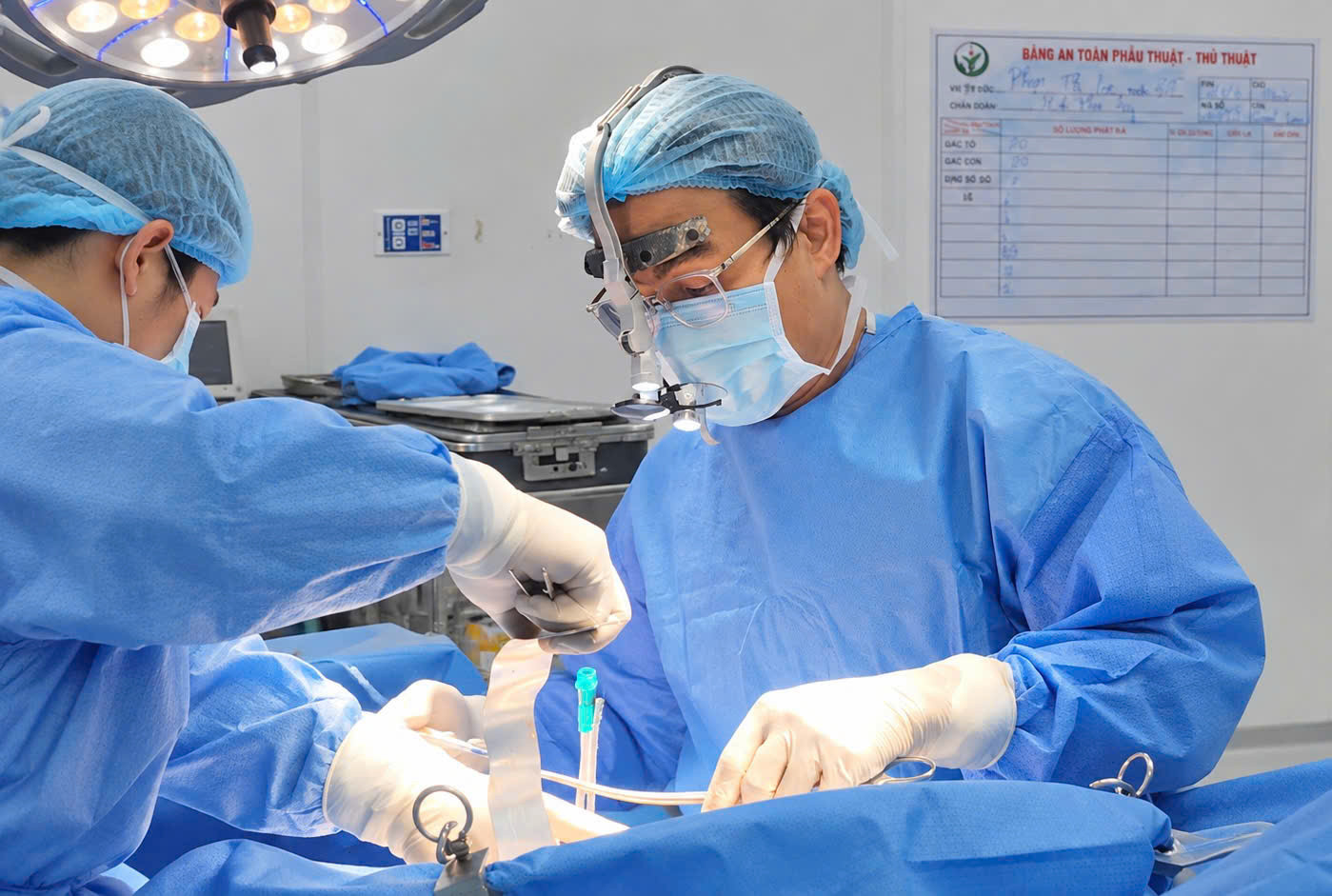 TS.BS Cao Mạnh Thấu và ê-kíp thực hiện ca phẫu thuật