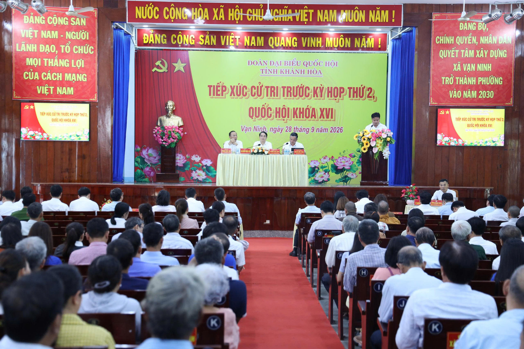 Toàn cảnh cuộc tiếp xúc cử tri tại phường Vạn Ninh