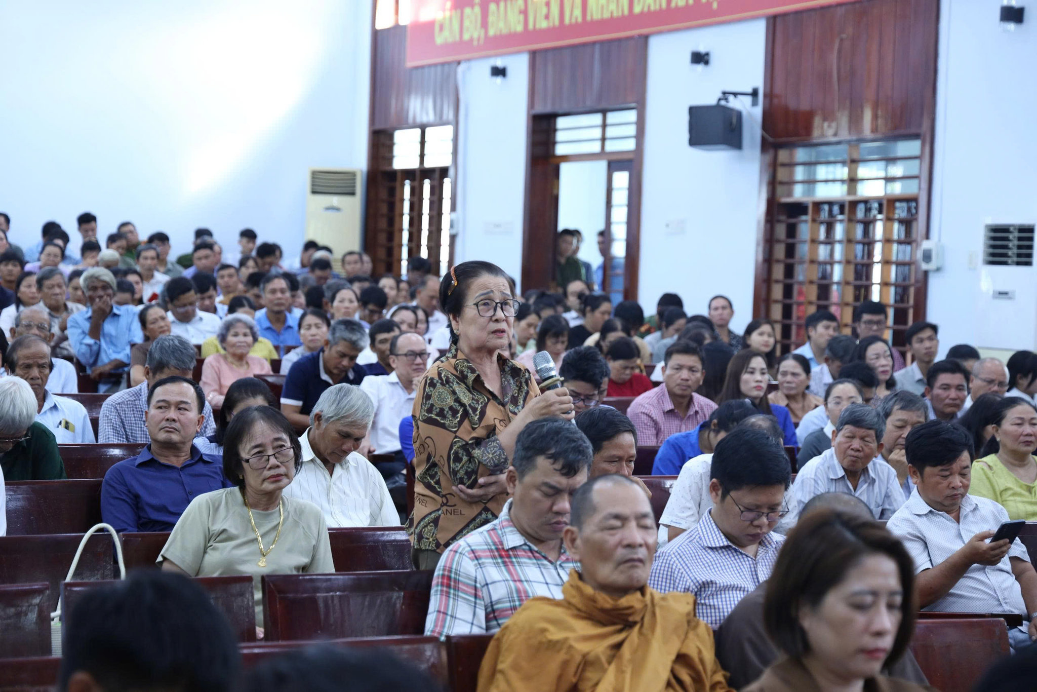 Cử tri khu vực Vạn Ninh phát biểu ý kiến, kiến nghị