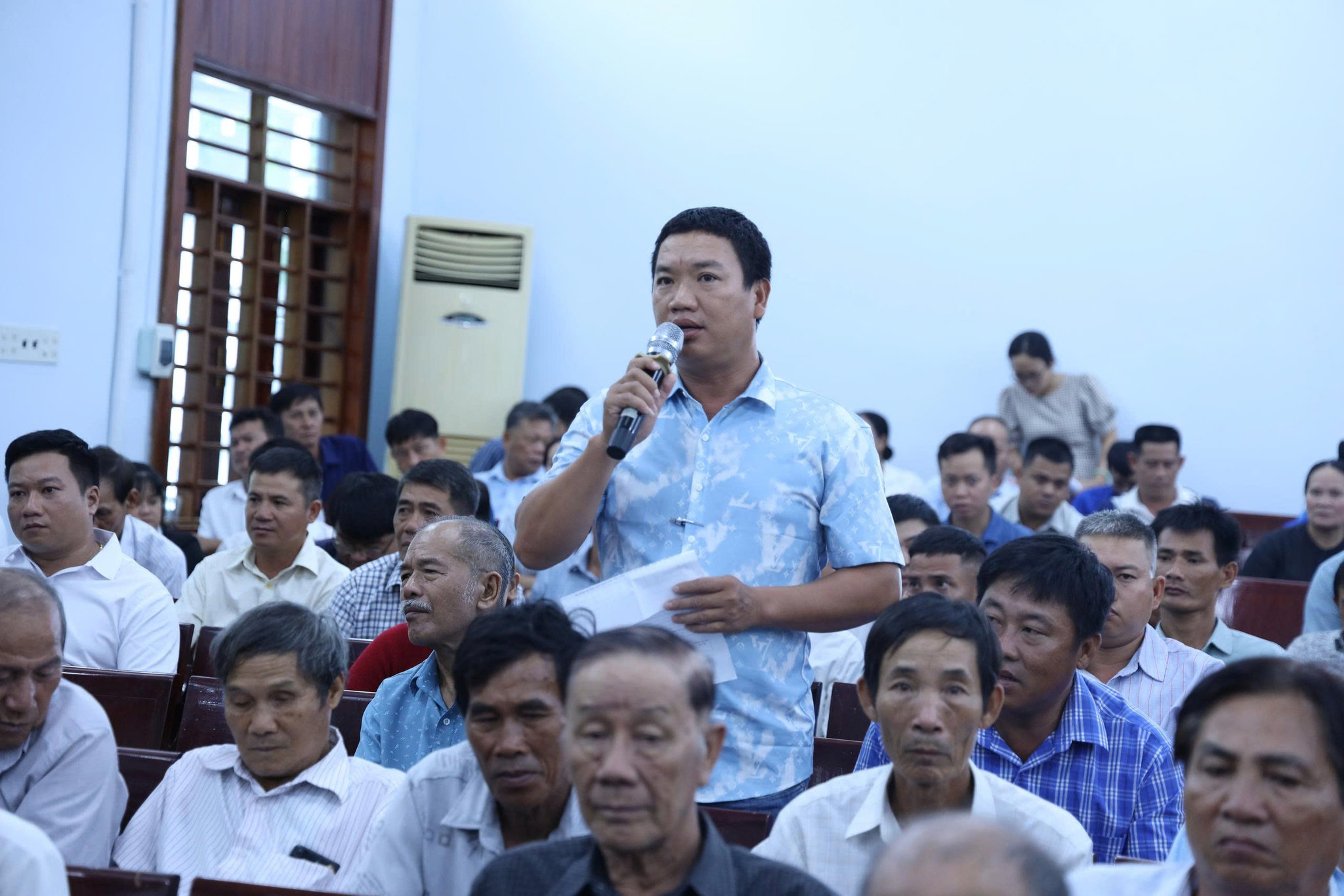 Cử tri khu vực Vạn Ninh phát biểu ý kiến, kiến nghị