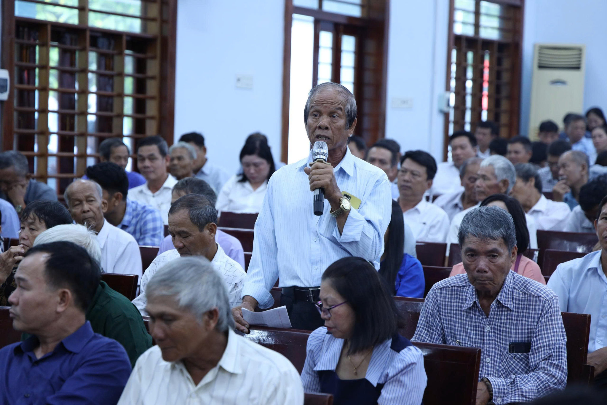 Cử tri khu vực Vạn Ninh phát biểu ý kiến, kiến nghị