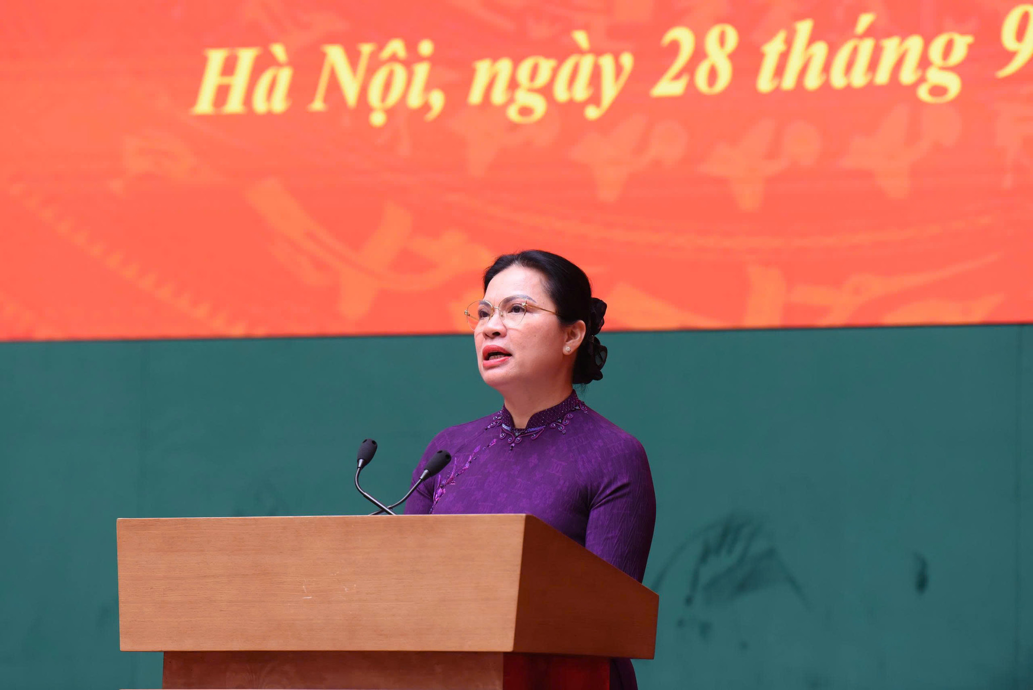 Ủy viên TW Đảng, Phó Chủ tịch – Tổng Thư ký Ủy ban Trung ương Mặt trận Tổ quốc Việt Nam Hà Thị Nga phát biểu khai mạc Hội nghị (Ảnh: Tr