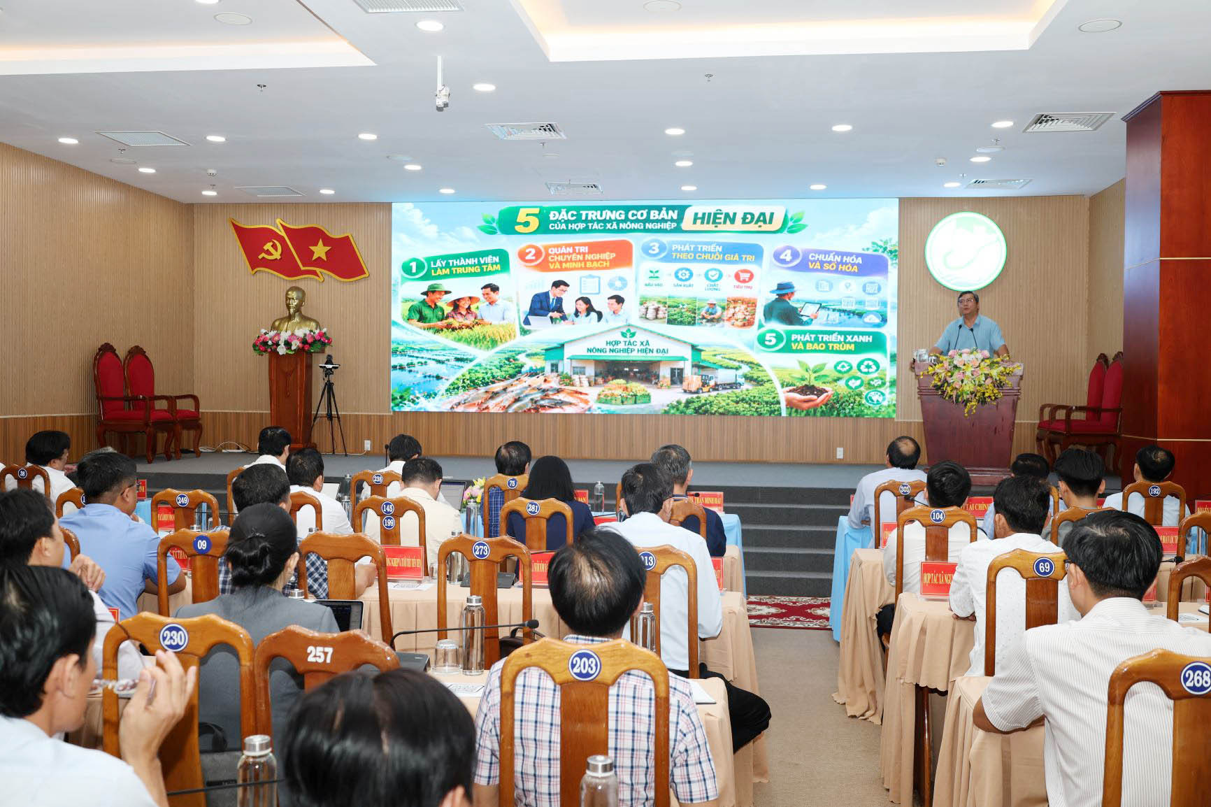 Các chuyên gia chia sẻ về các mô hình HTX hoạt động hiệu quả trên địa bàn tỉnh Cà Mau và một số nước phát triển trong khu vực