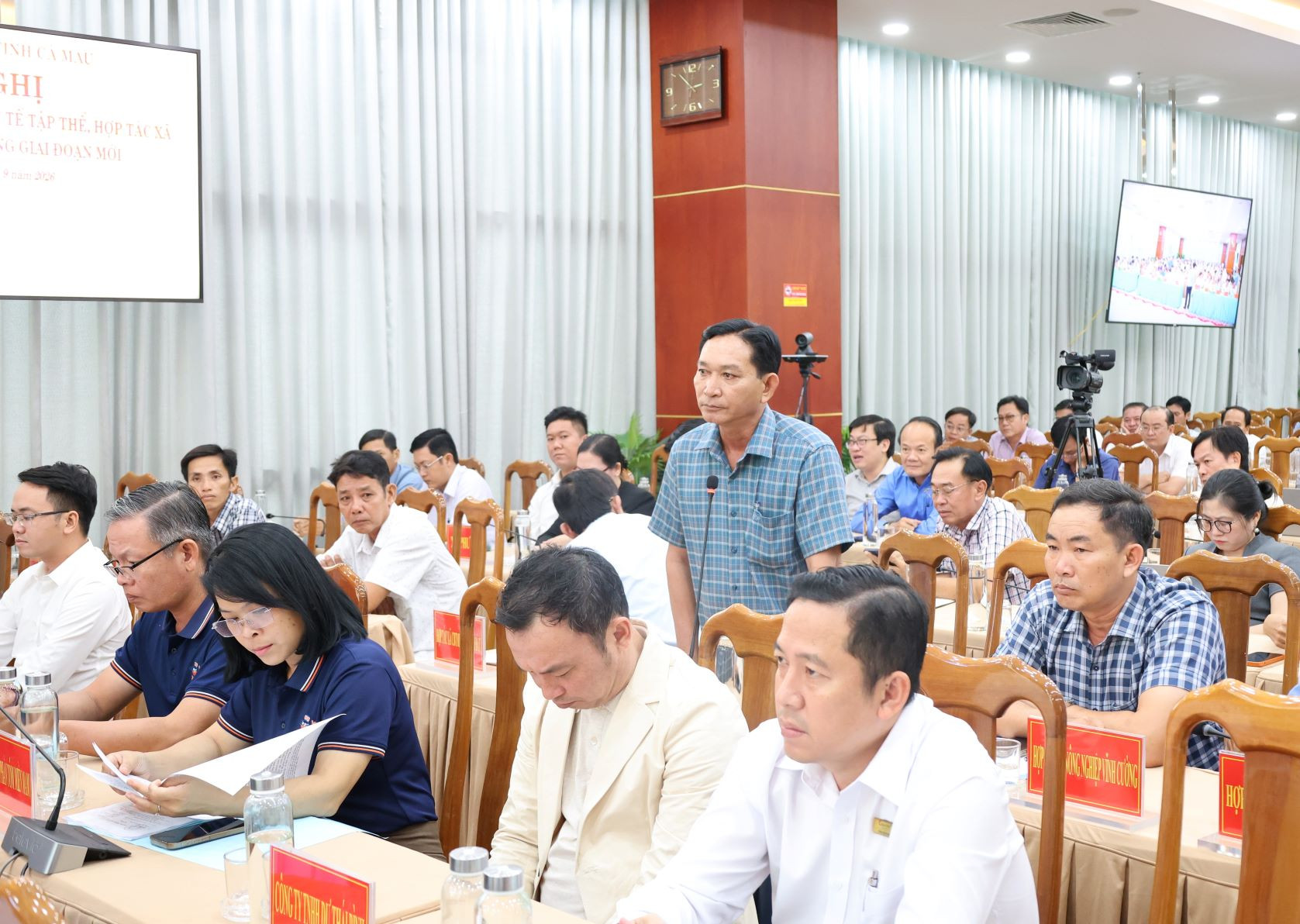 Đại diện một HTX kiến nghị những khó khăn đến lãnh đạo UBND tỉnh Cà Mau