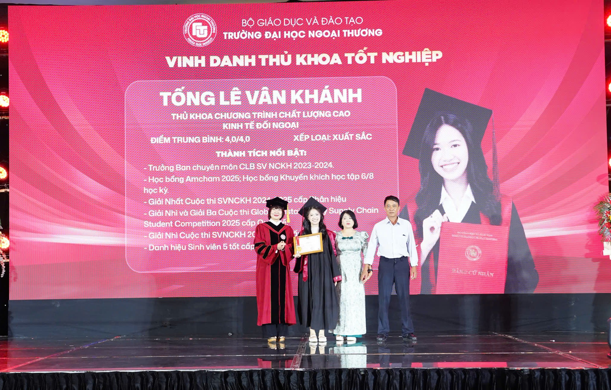 Tân cử nhân Tống Lê Vân Khánh, Thủ khoa Chương trình Kinh tế đối ngoại (CLC) với GPA 4.00/4.00 được Hiệu trưởng trao Giấy khen và Huy chương trong niềm tự hào của phụ huynh