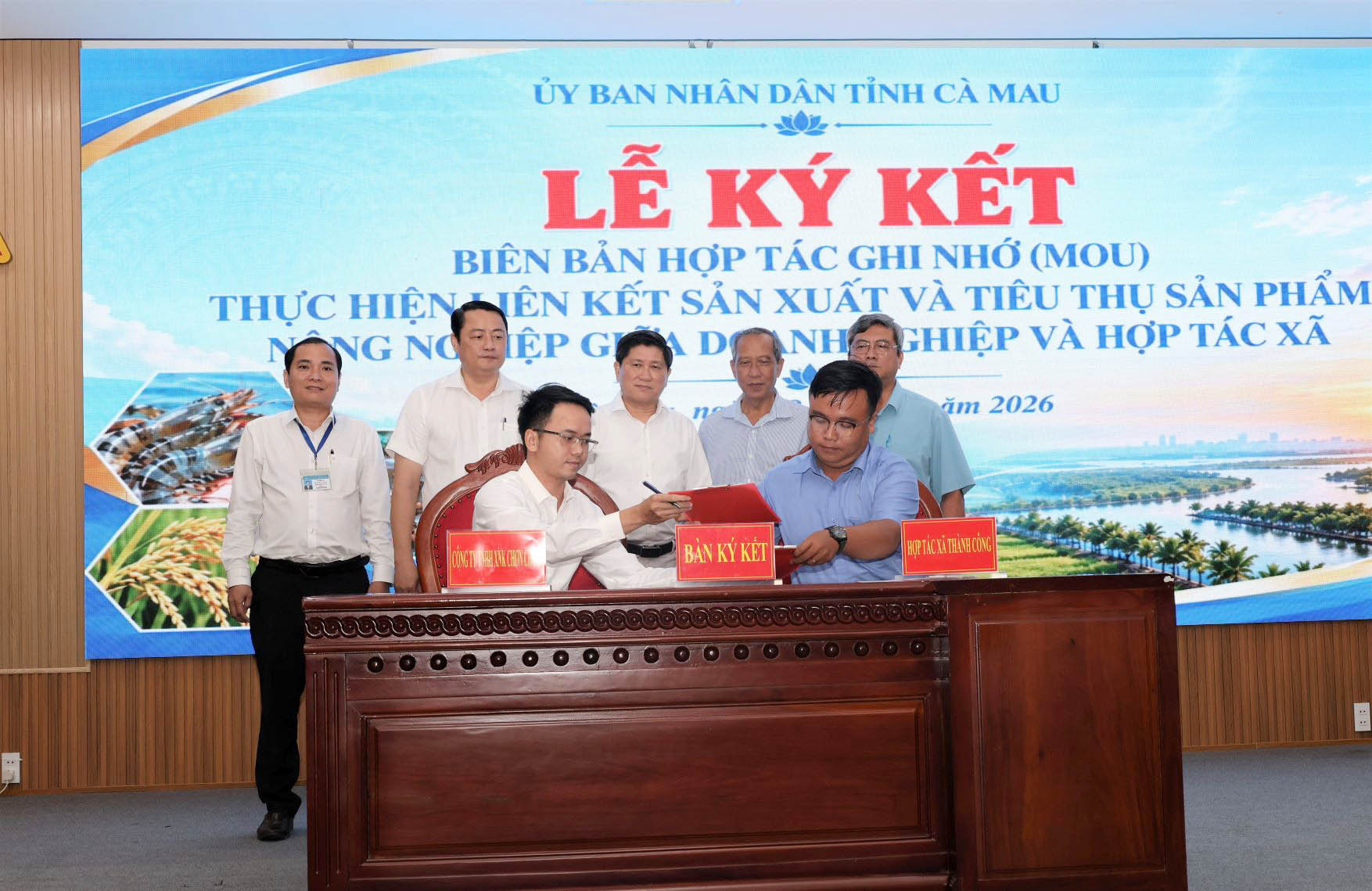 Lễ ký kết giữa doanh nghiệp và các HTX sau Hội nghị