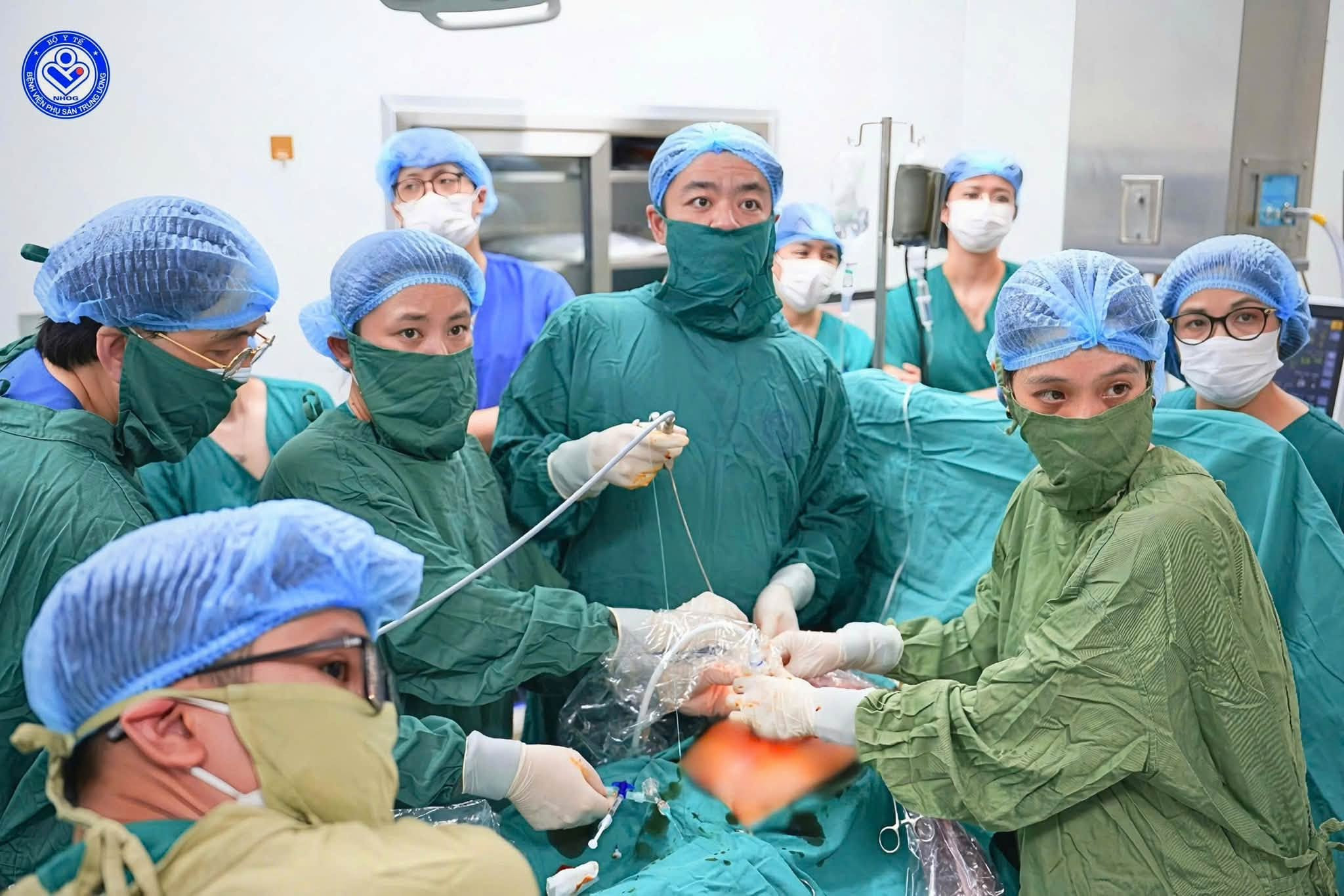 Các y bác sĩ thực hiện thành công ca can thiệp bào thai kỹ thuật cao FETO