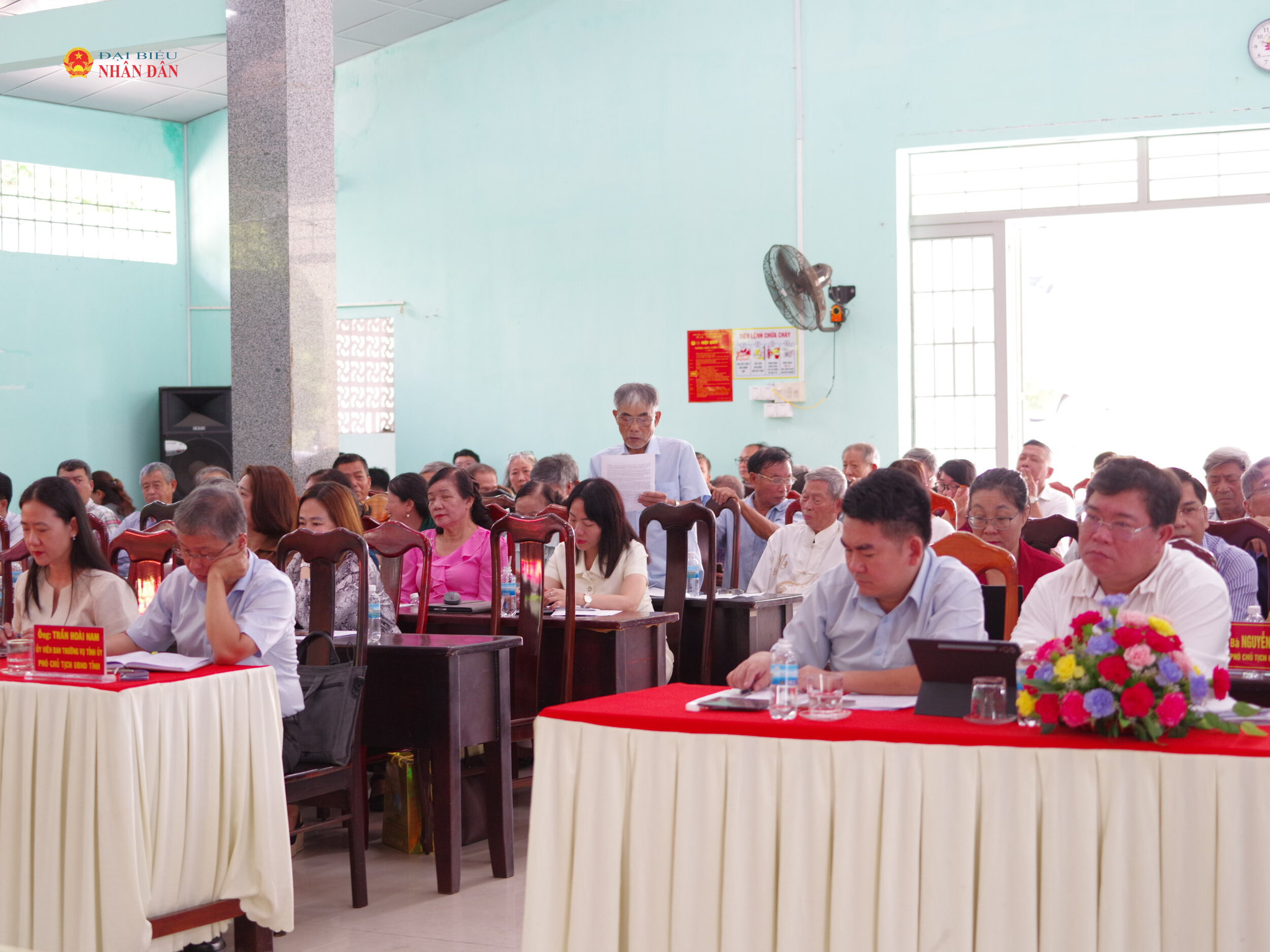 Các đại biểu và cử tri tham dự buổi tiếp xúc