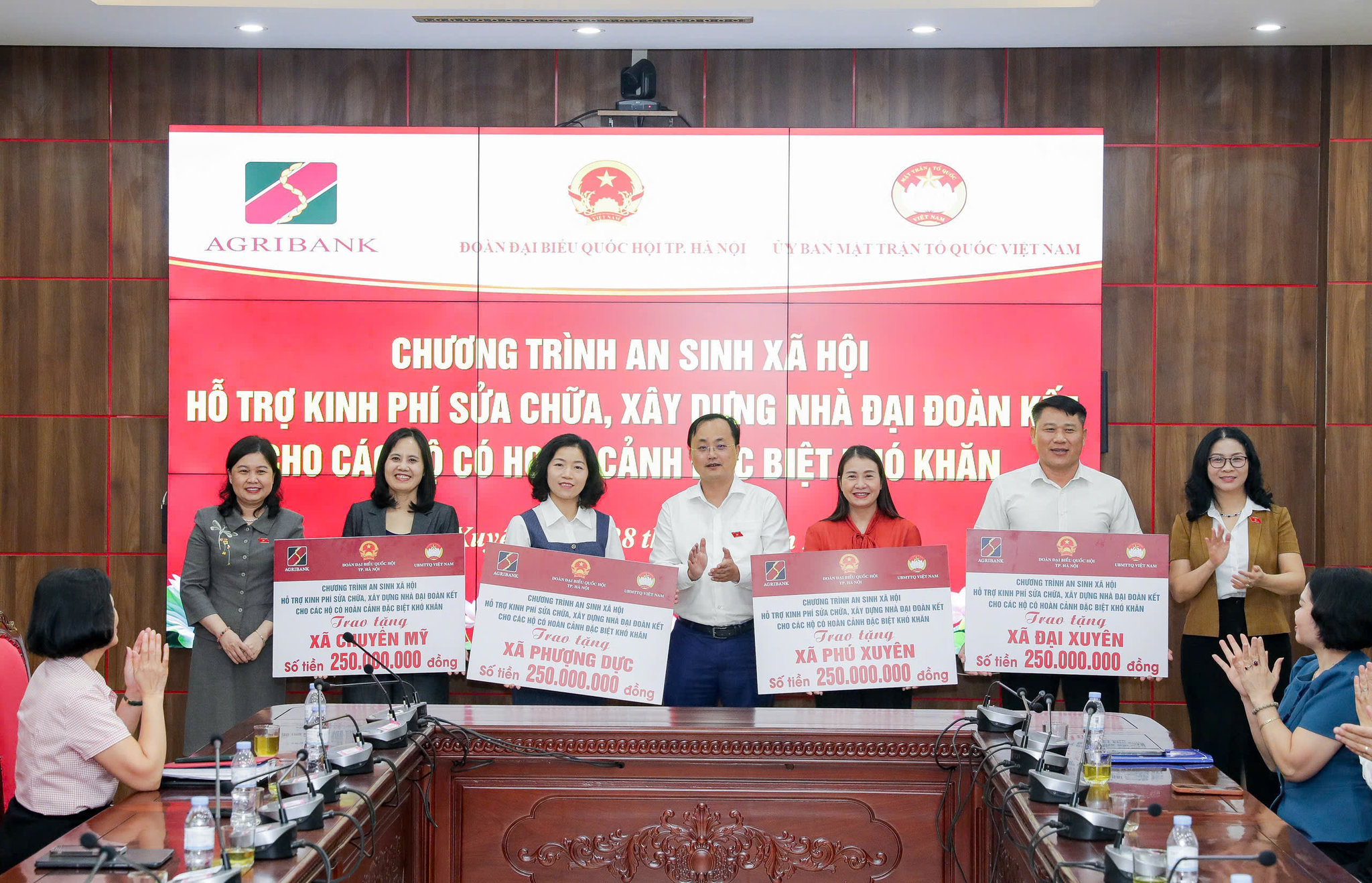 Bí thư Đảng ủy, Chủ tịch Hội đồng thành viên Agribank Tô Huy Vũ trao biểu trưng 1 tỷ đồng của Agribank hỗ trợ sửa chữa, xây dựng Nhà Đại đoàn kết cho các hộ gia đình có hoàn cảnh đặc biệt khó khăn tại 4 xã Phú Xuyên, Chuyên Mỹ, Phượng Dực và Đại Xuyên.