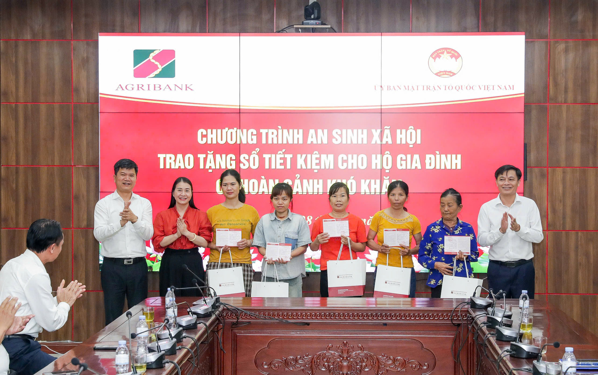 Đại diện Agribank các Chi nhánh trao sổ tiết kiệm cho các hộ dân có hoàn cảnh khó khăn.