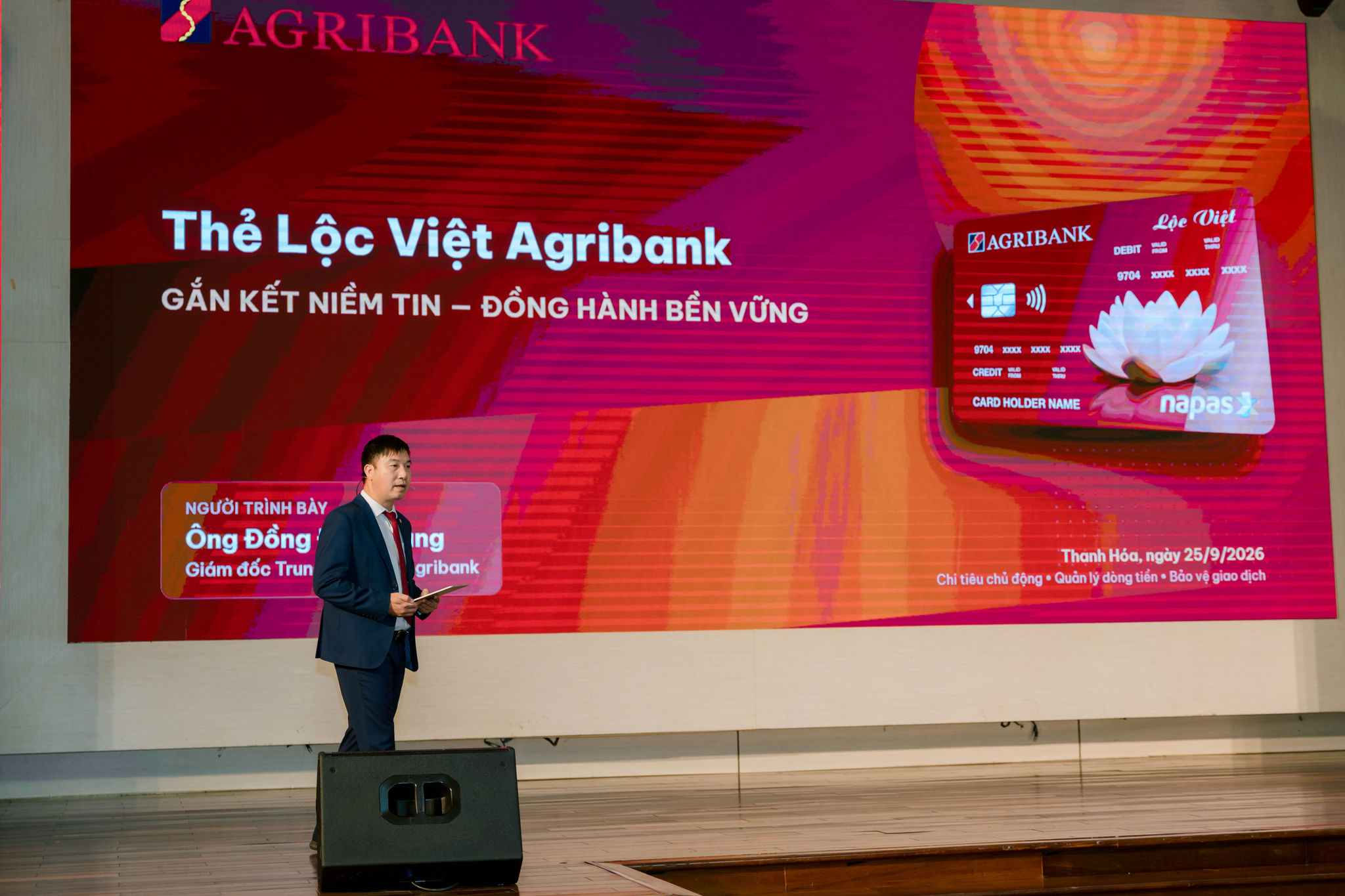 Ông Đồng Đức Giang - Giám đốc Trung tâm Thẻ giới thiệu các tính năng vượt trội của sản phẩm Thẻ Lộc Việt.