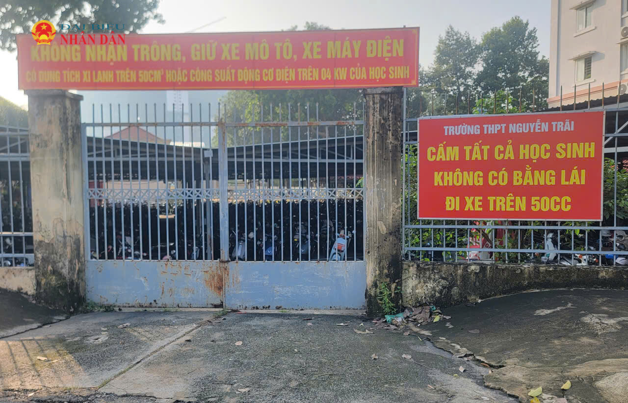 Nhà giữ xe của Trường THPT Nguyễn Trãi (phường Lái Thiêu) treo thông báo không nhận giữ xe máy, xe điện của học sinh có dung tích trên 50CC hoặc công suất động cơ điện trên 04KW và cấm tất cả học sinh không có bằng lái đi xe trên 50CC