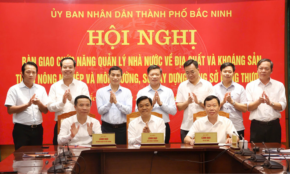 Phó Chủ tịch UBND thành phố Đào Quang Khải chứng kiến đại diện lãnh đạo các Sở: Nông nghiệp và Môi trường, Công Thương, Xây dựng ký biên bản bàn giao