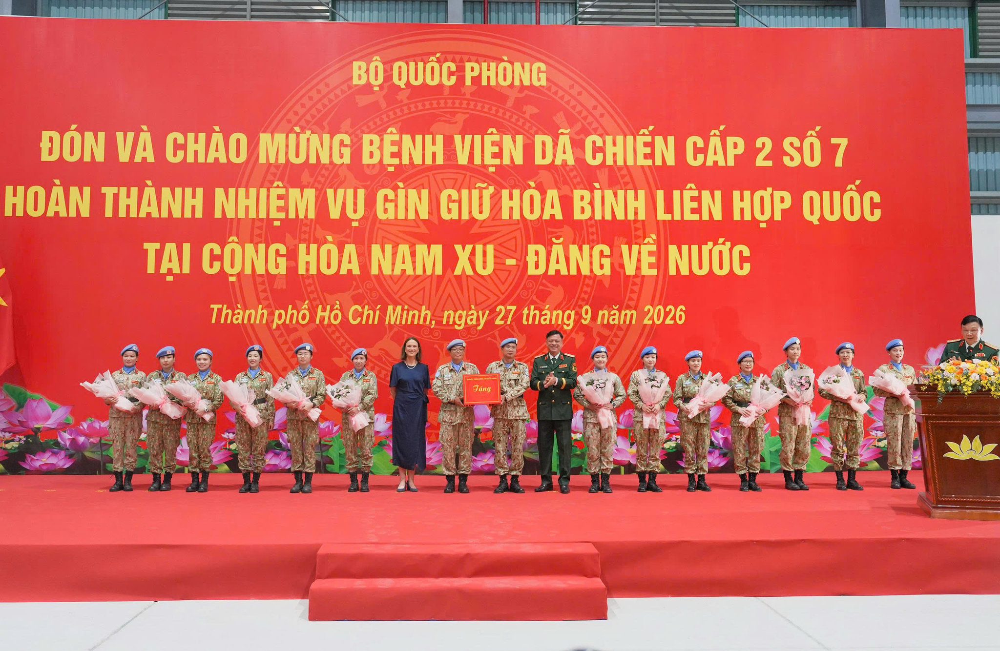 Thượng tướng Nguyễn Trường Thắng cùng Tổng Lãnh sự Australia tại TP Hồ Chí Minh trao quà tặng tập thể BVDC 2.7 và các nữ quân nhân của bệnh viện.