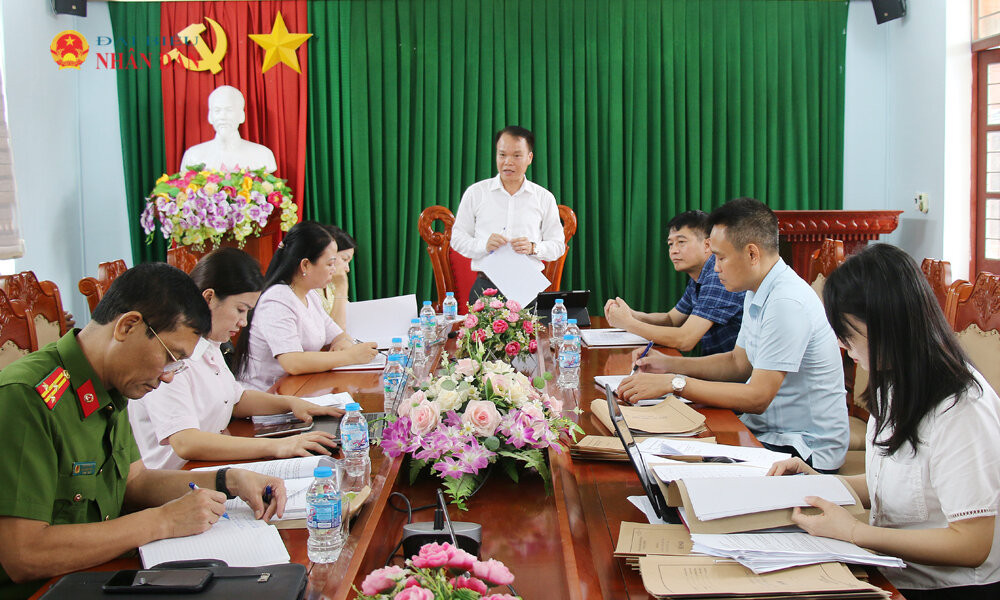 Phó Trưởng ban Pháp chế HĐND thành phố Đặng Hồng Chiến chủ trì cuộc làm việc