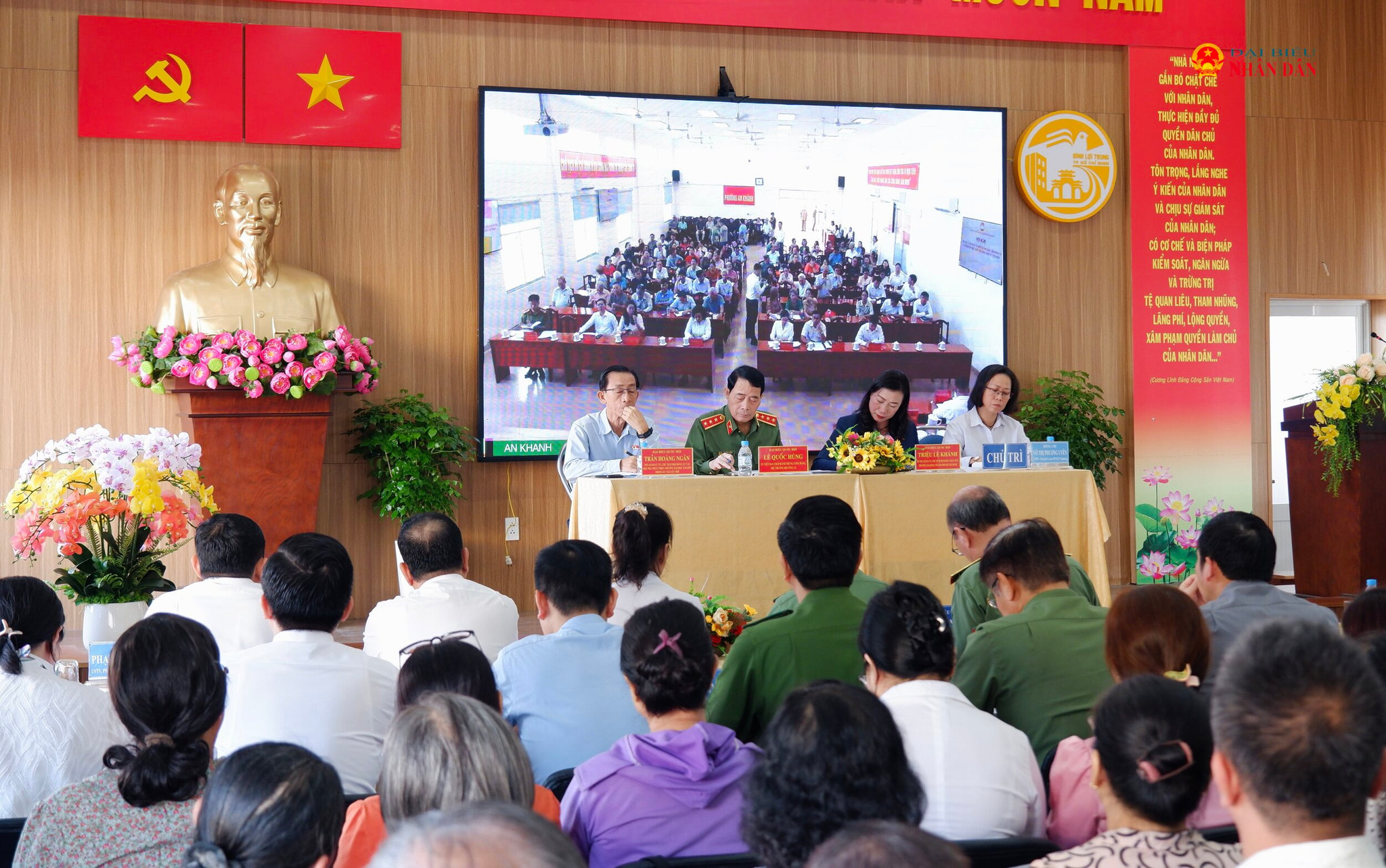 Quang cảnh hội nghị tiếp xúc cử tri