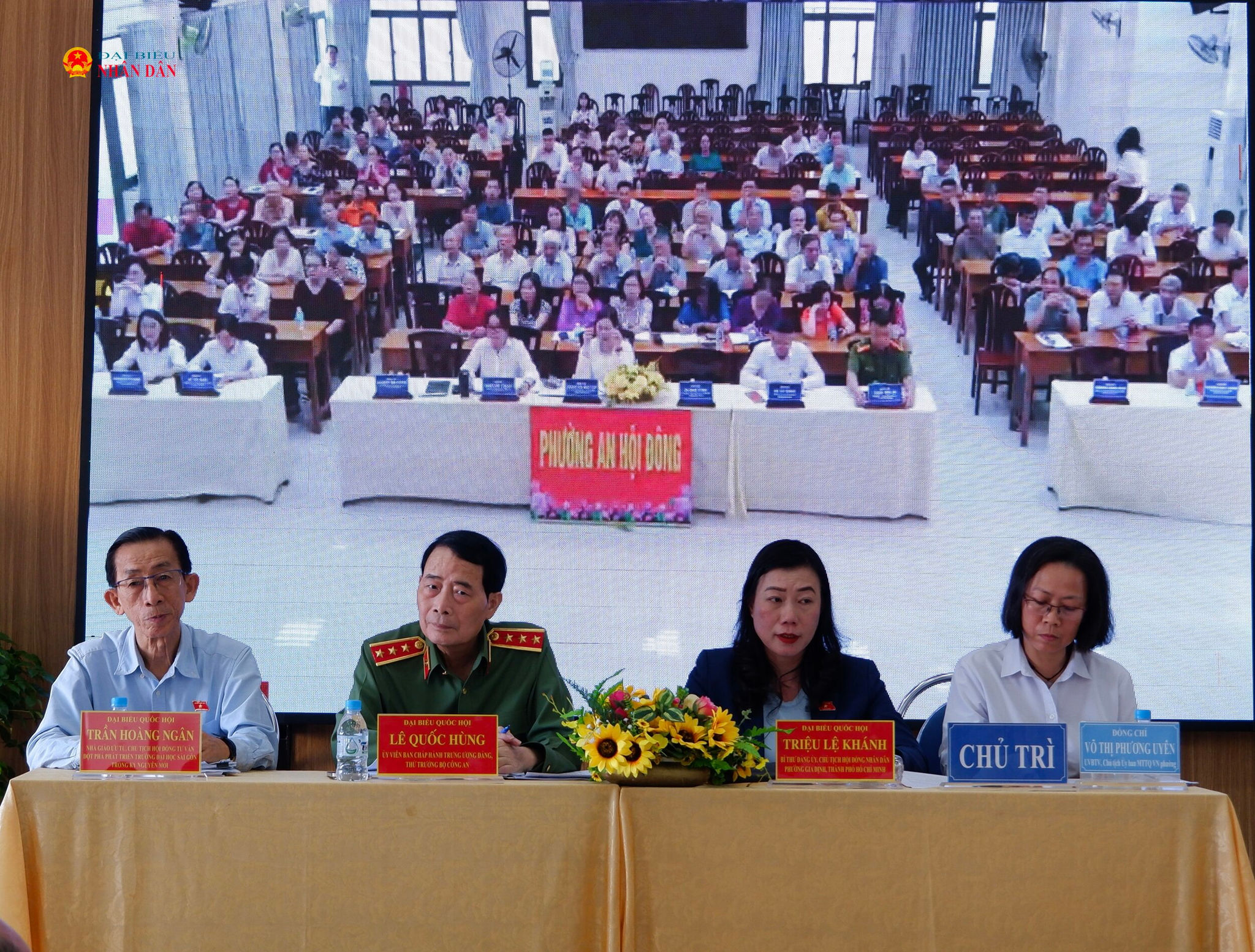 Cử tri phát biểu ý kiến tại điểm cầu trực tuyến