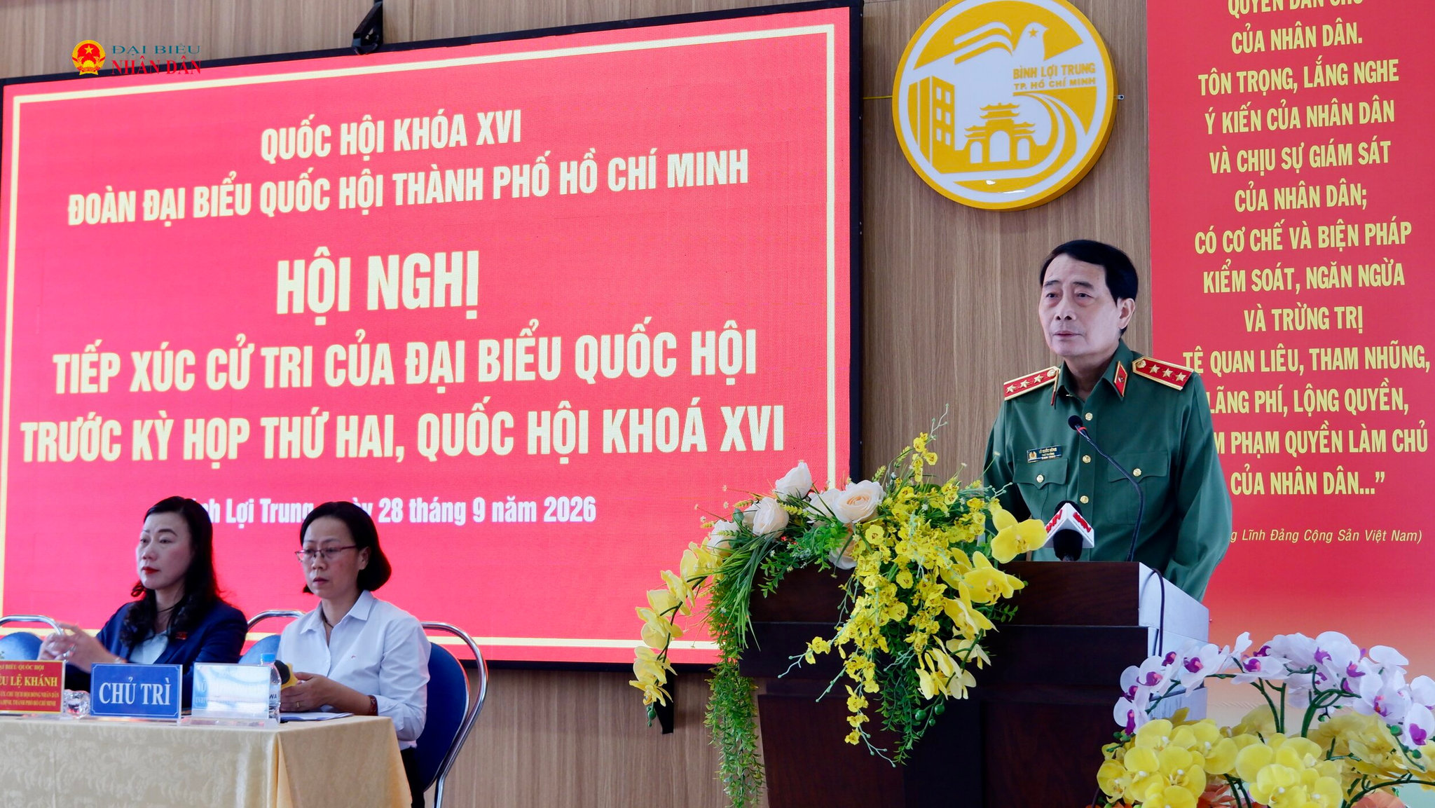 Thứ trưởng Bộ Công an Thượng tướng Lê Quốc Hùng phát biểu trao đổi các vấn đề cử tri đặt ra tại hội nghị