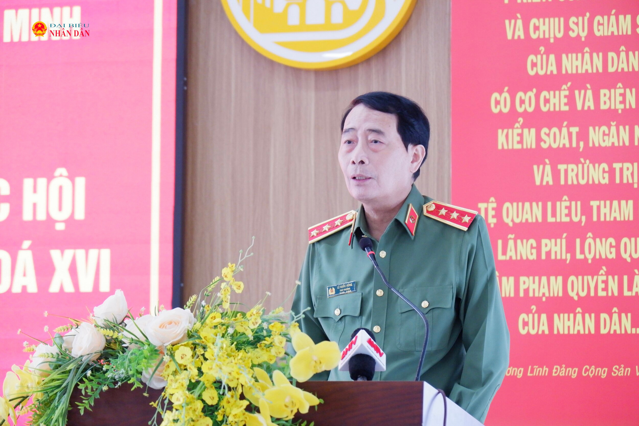 Thứ trưởng Bộ Công an Thượng tướng Lê Quốc Hùng phát biểu trao đổi các vấn đề cử tri đặt ra tại hội nghị