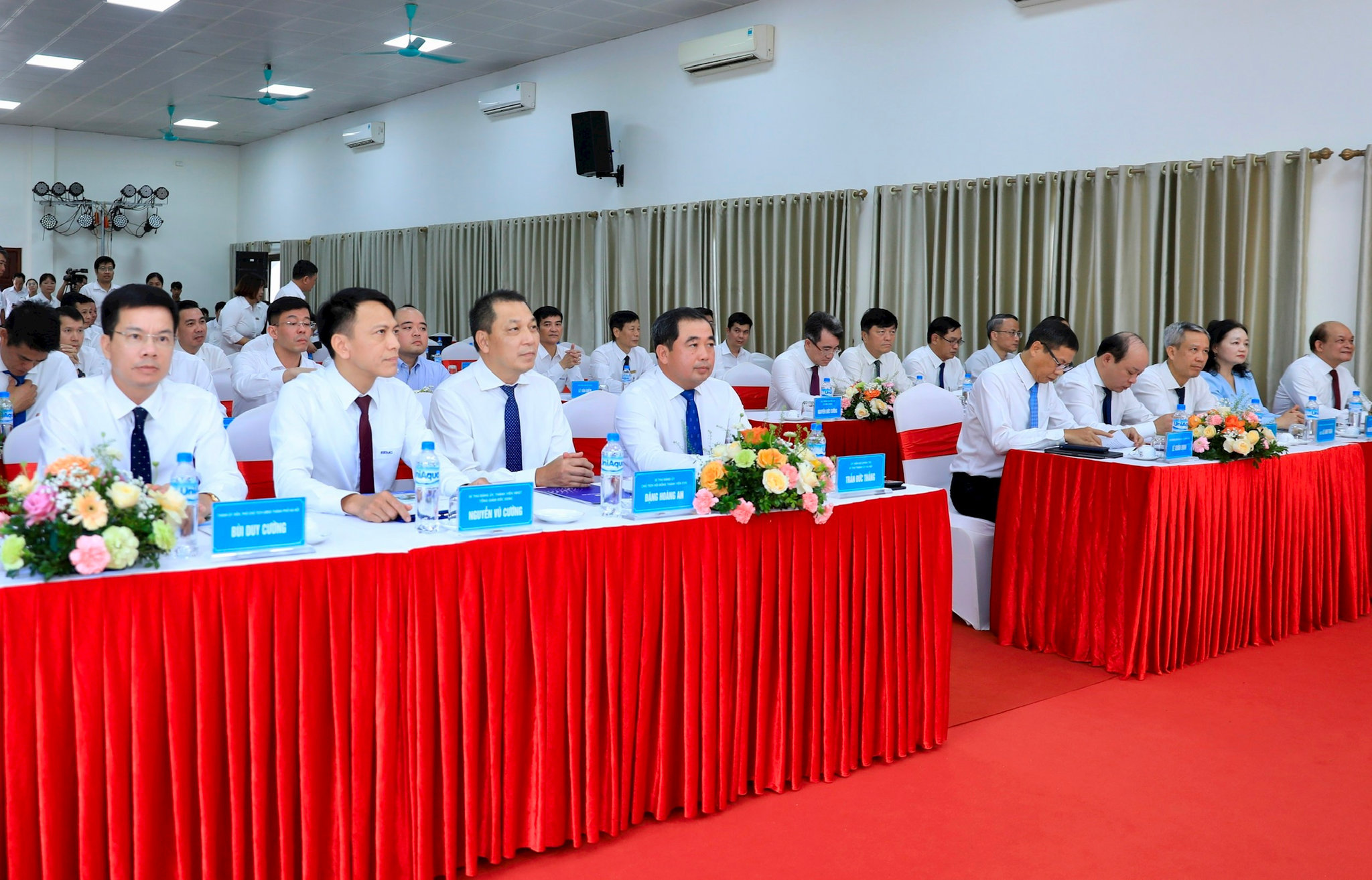 Bí thư Thành ủy Hà Nội Trần Đức Thắng và các đại biểu dự buổi lễ. Ảnh Quang Thái