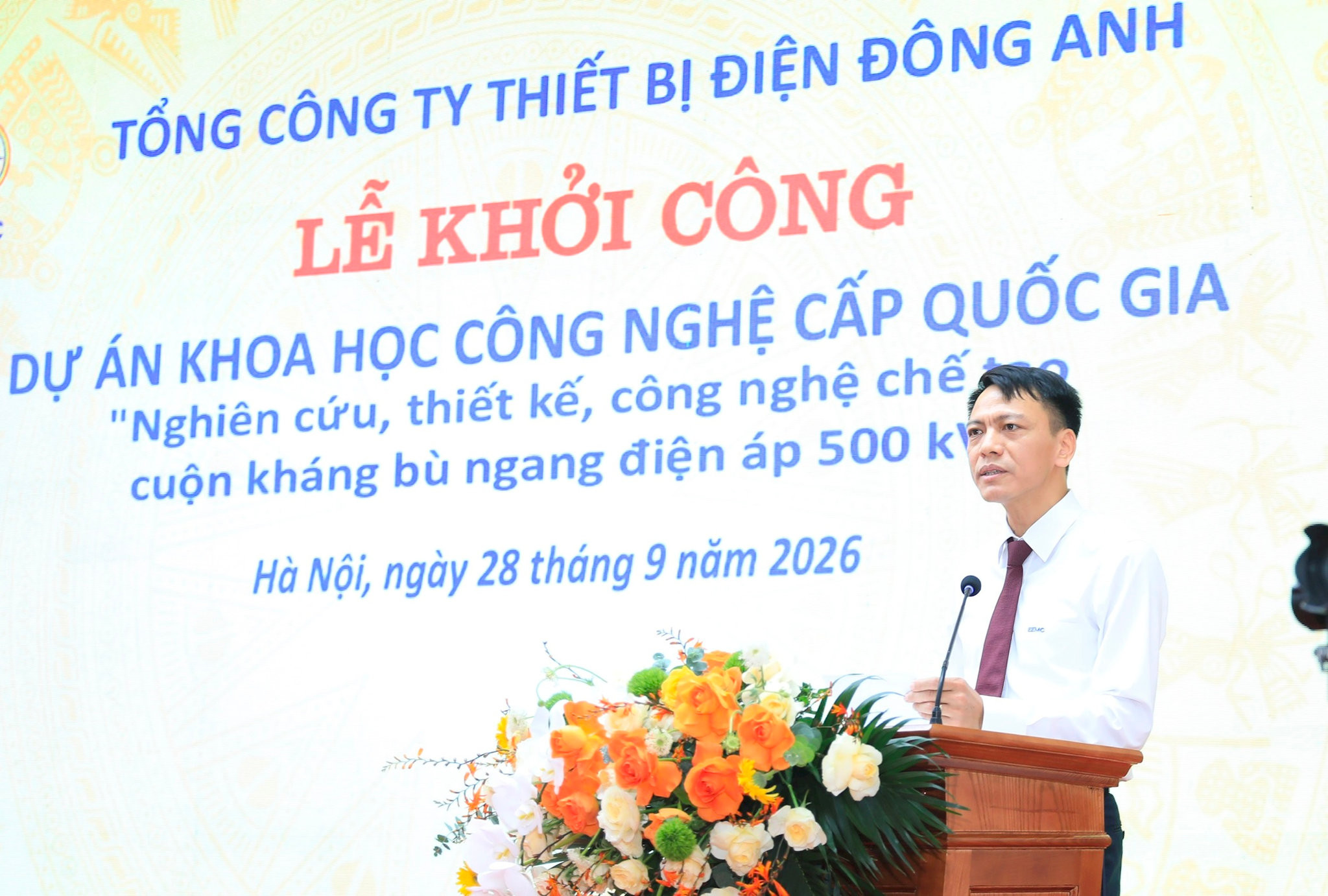 Tổng Giám đốc Tổng công ty Thiết bị điện Đông Anh Nguyễn Vũ Cường báo cáo tại buổi lễ. Ảnh Quang Thái