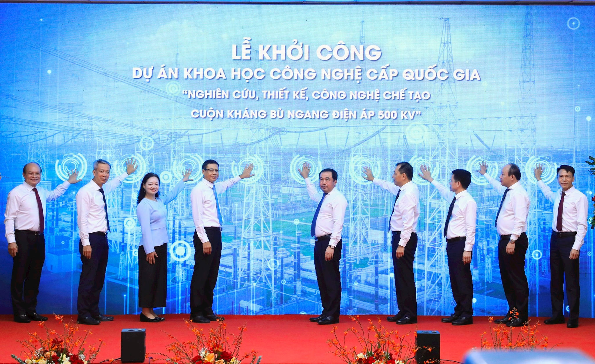 Bí thư Thành ủy Hà Nội Trần Đức Thắng và các đại biểu thực hiện nghi thức khởi công dự án. Ảnh Quang Thái