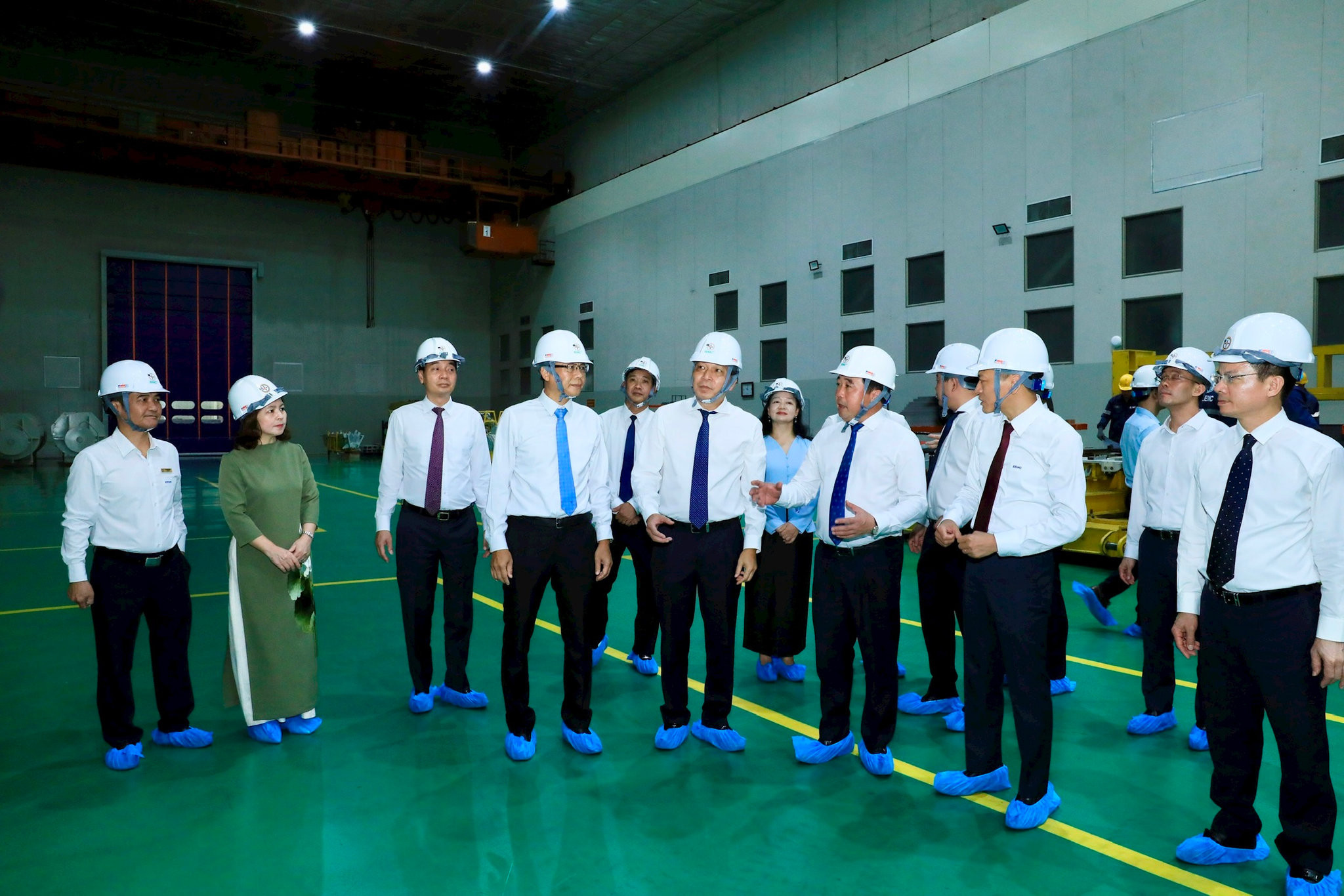 Bí thư Thành ủy Hà Nội Trần Đức Thắng và các đại biểu tham quan dây chuyền sản xuất, khu vực nghiên cứu - chế tạo và các trang thiết bị công nghệ của Tổng công ty Thiết bị điện Đông Anh. Ảnh Quang Thái