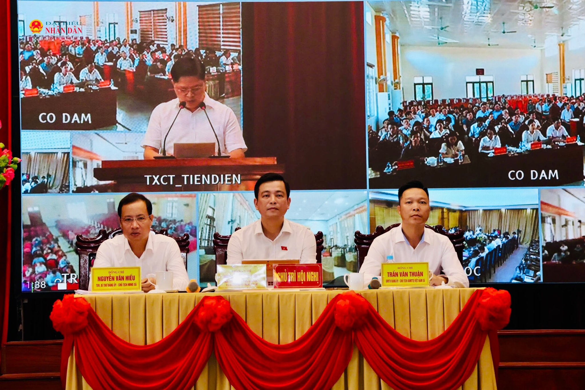 Hội nghị tiếp xúc cử tri được tổ chức trực tiếp kết hợp trực tuyến tại xã Tiên Điền và các điểm cầu.