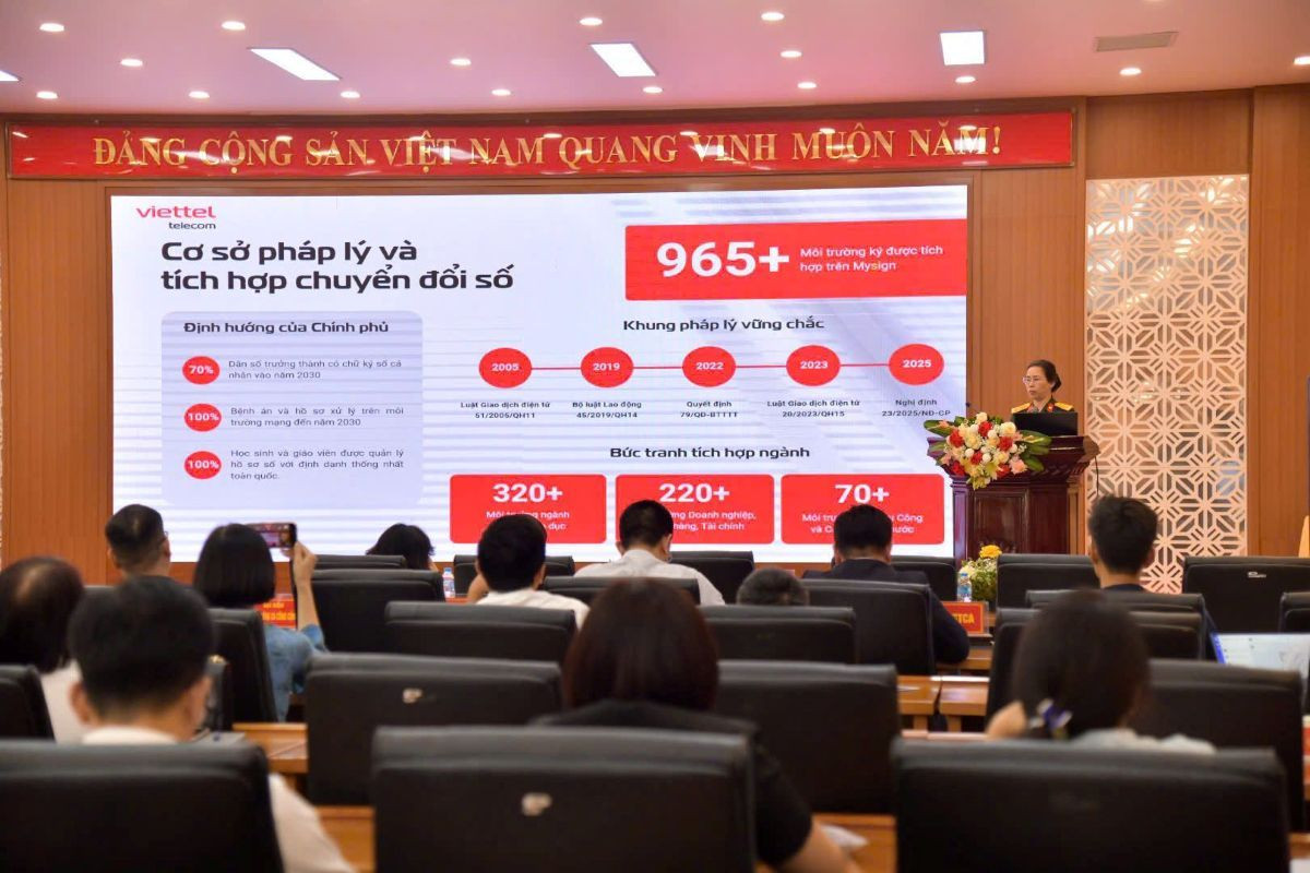 Đại tá Nguyễn Thị Sơn Bình - Đại diện Viettel Telecom giới thiệu hệ sinh thái dịch số của Viettel tại Hội nghị