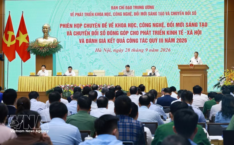 Prime Minister Le Minh Hung speaks at the meeting on science, technology contributions to socio-economic development in Hanoi on September 28. (Photo: VNA)