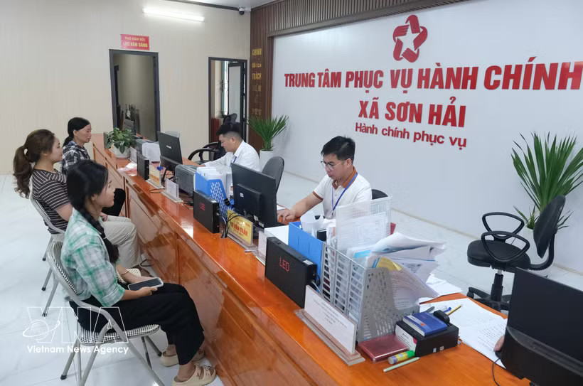 Residents at the Public Service Centre of Son Hai Commune (Bac Ninh) to handle public administrative procedures. (Photo: VNA)